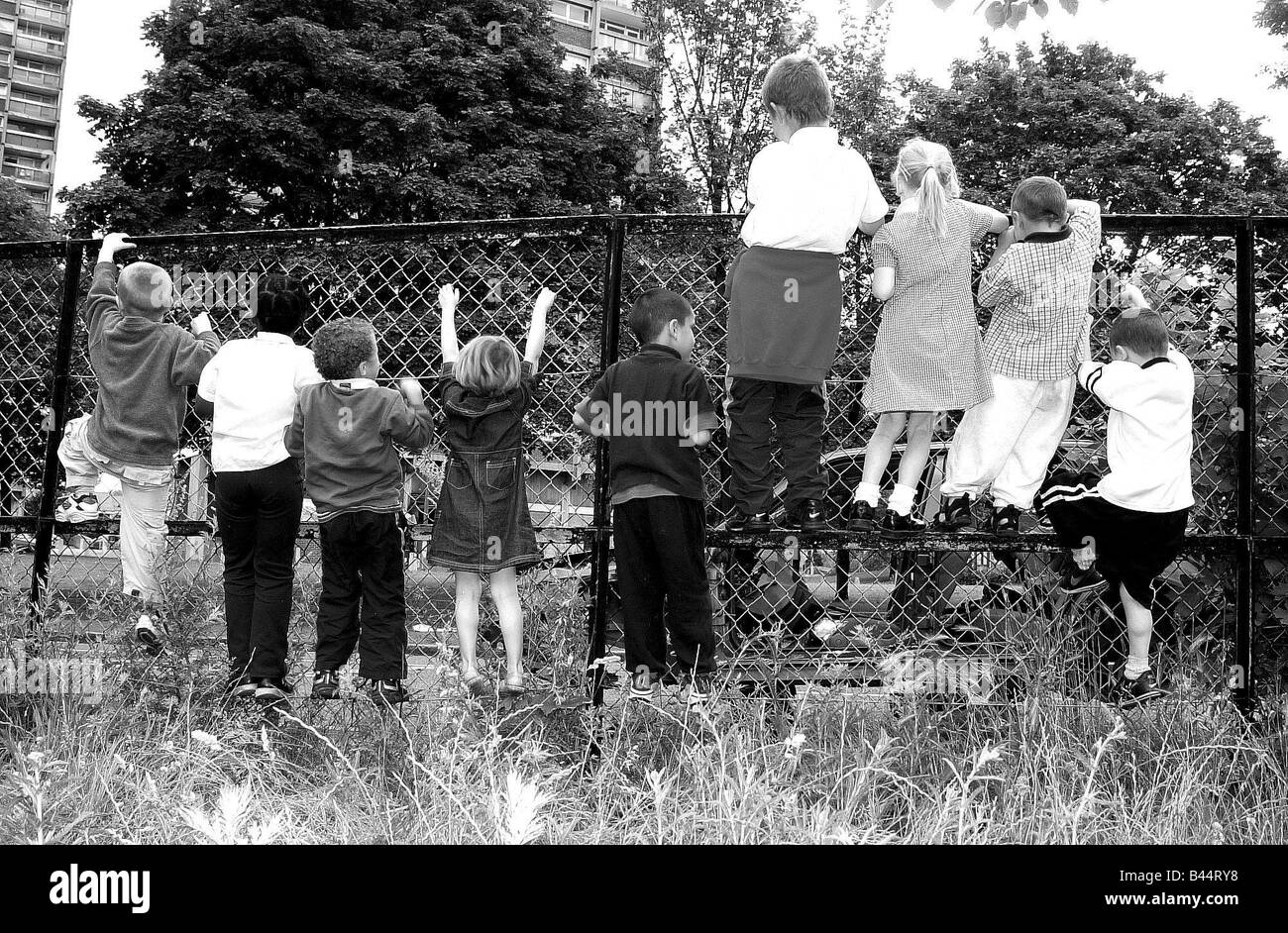 PERMISSION MUST BE OBTAINED FROM MIRRORPIX BEFORE USE Inner City Housing Estate Hackney London June 2002 Children from a primary school on a notorious estate in Hackney North London Many of the children suffer from extreme behavioural and social problems They are the children of crack heroin addicts Some also have fathers and brother s that are gang member s and also in prison The school part of a run down estate has to deal with the crack and heroin dens which are located opposite the school entrance Stock Photo