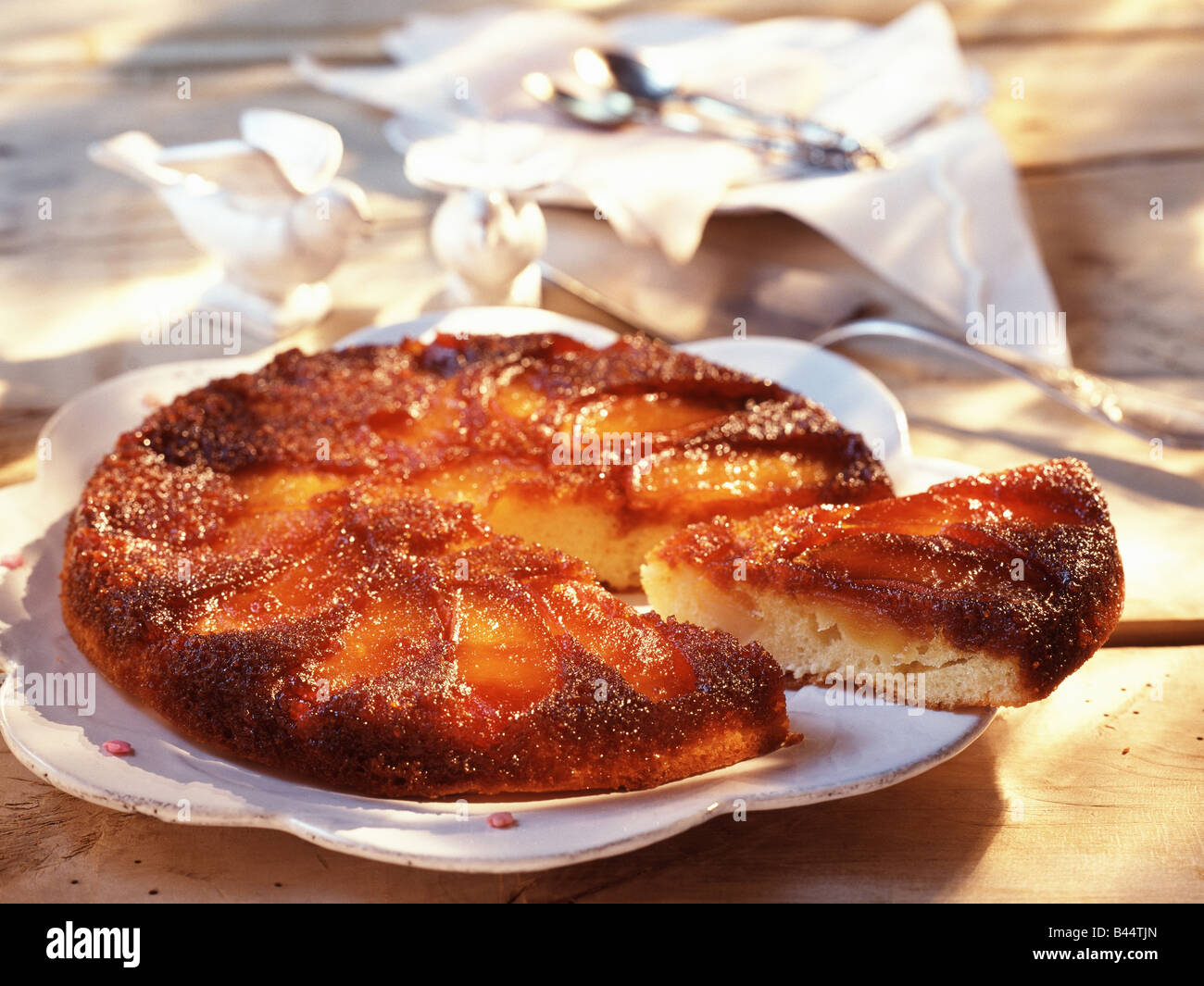 Шарлотка с яблоками простой рецепт на сковороде. Яблочный пирог на сковороде. Шарлотка с яблоками на сковороде. Пирог с яблоками на сковороде. Пирог из яблок на сковороде.