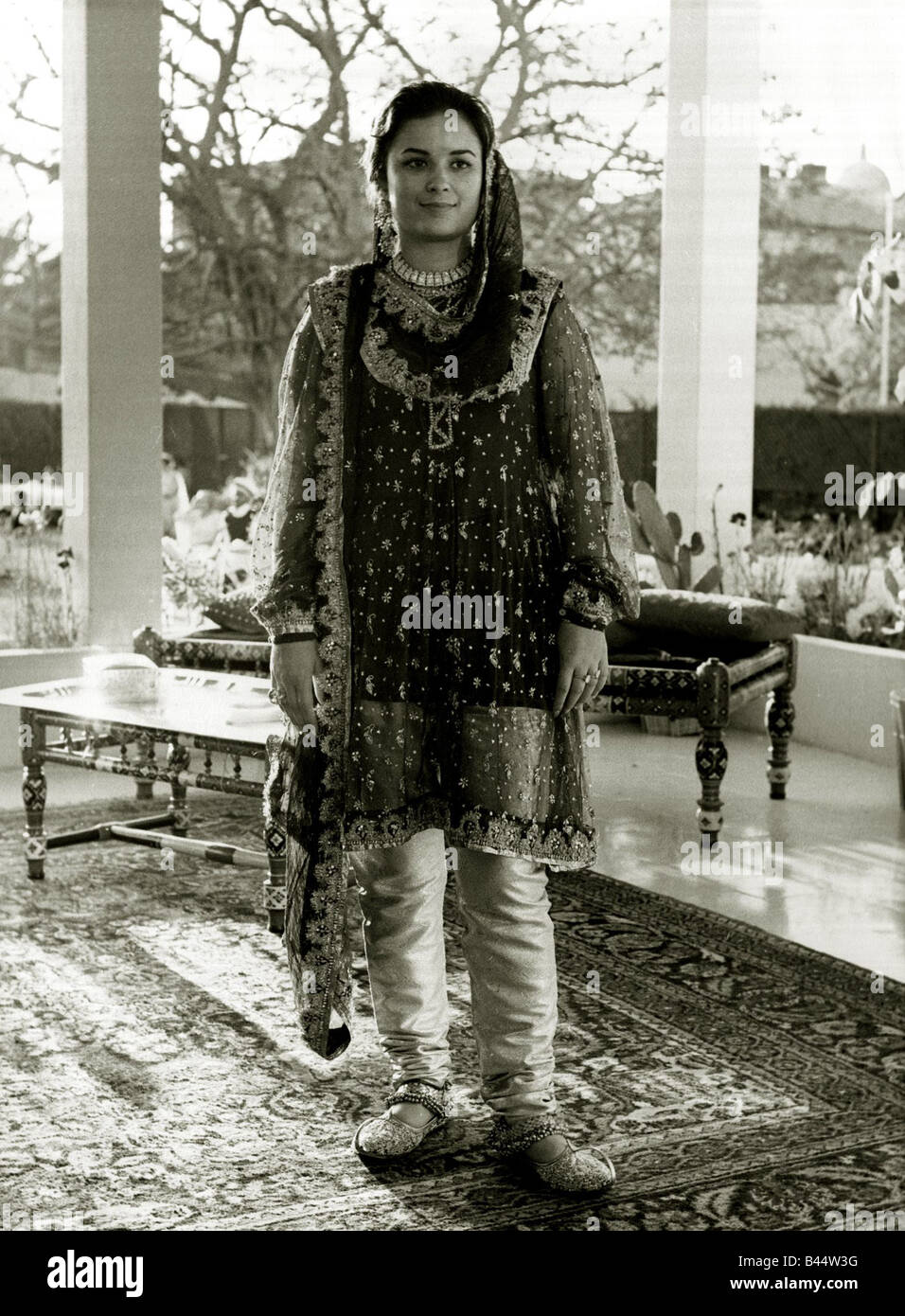 Pakistani costume shown to the Queen at the Ladies reception in Karachi