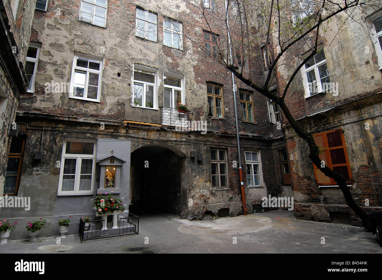 Polish old decrepit housing estate, with its small Virgin Mary statue, in  the Stara Praga district of Warsaw, Poland Stock Photo - Alamy