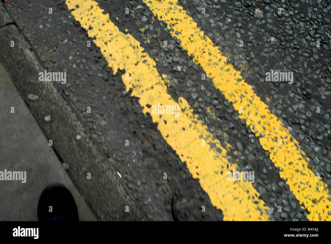 Double Yellow Lines Stock Photo Alamy