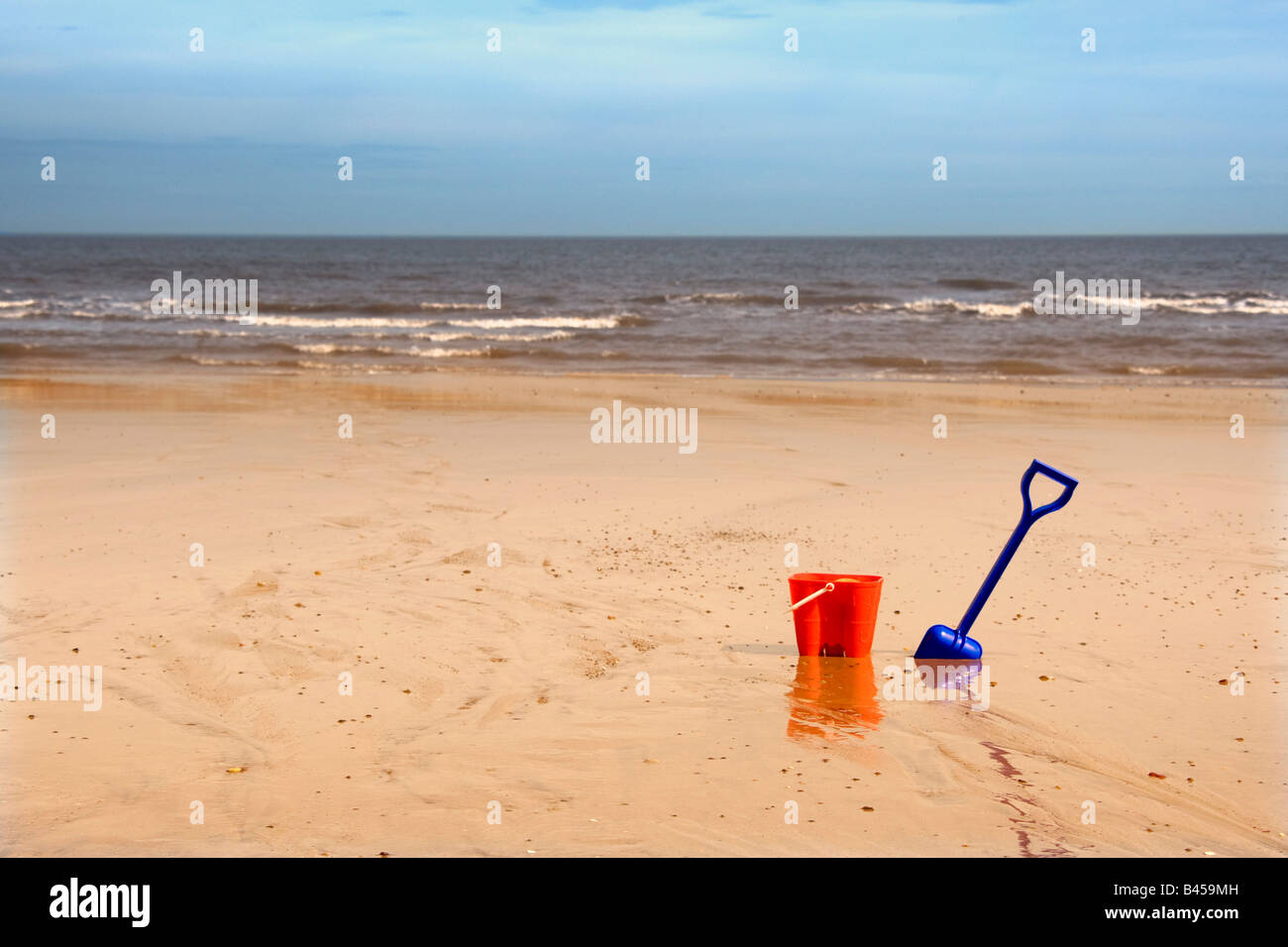 Sand pail and shovel hi res stock photography and images Alamy