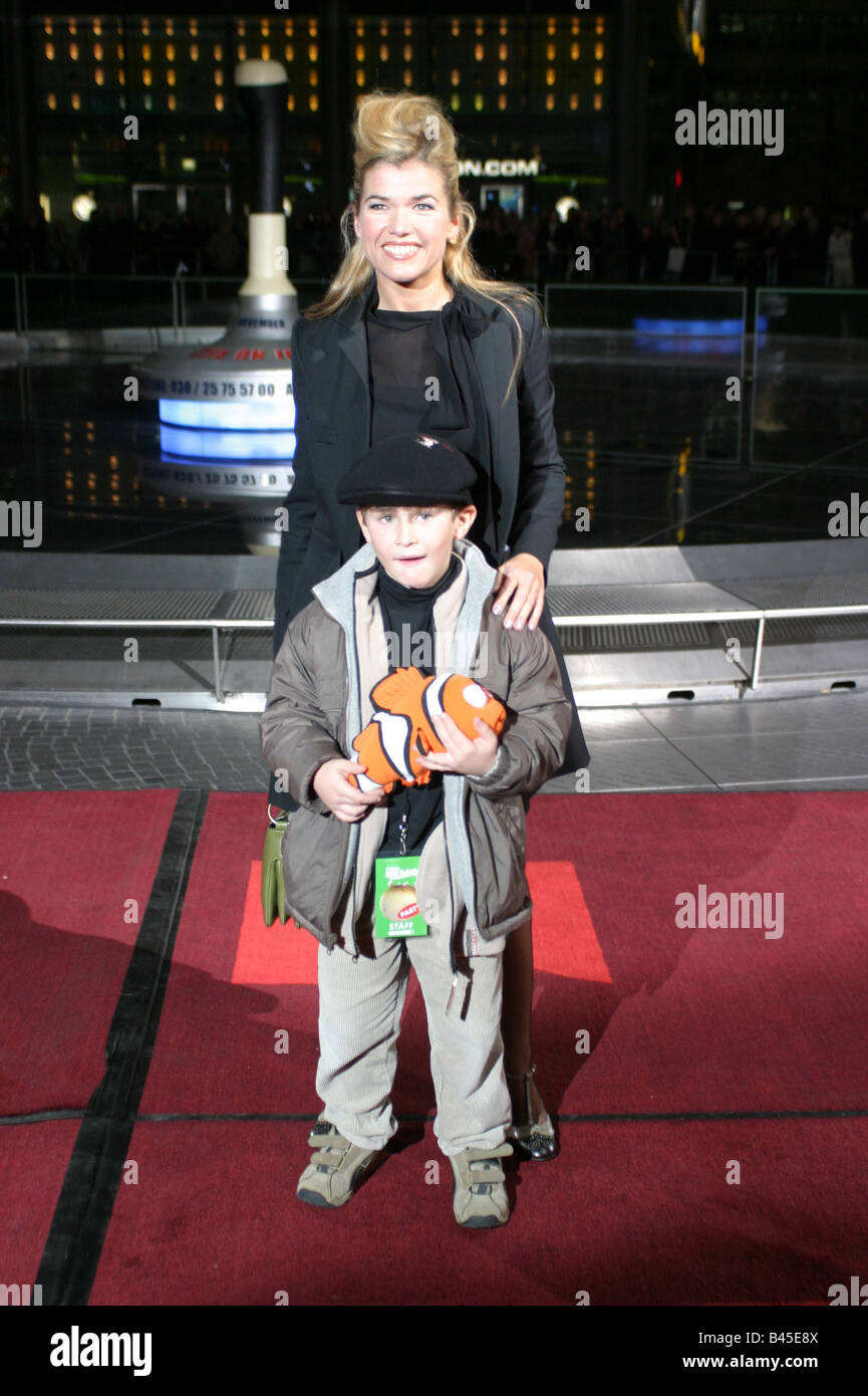 Engelke, Anke, * 21.12.1965, German actress and comedian, with Domenic Redl,  premiere, movie: Finding Nemo, Cinestar Sony Center, Potsdamer Platz,  Berlin, 16.11.2003 Stock Photo - Alamy