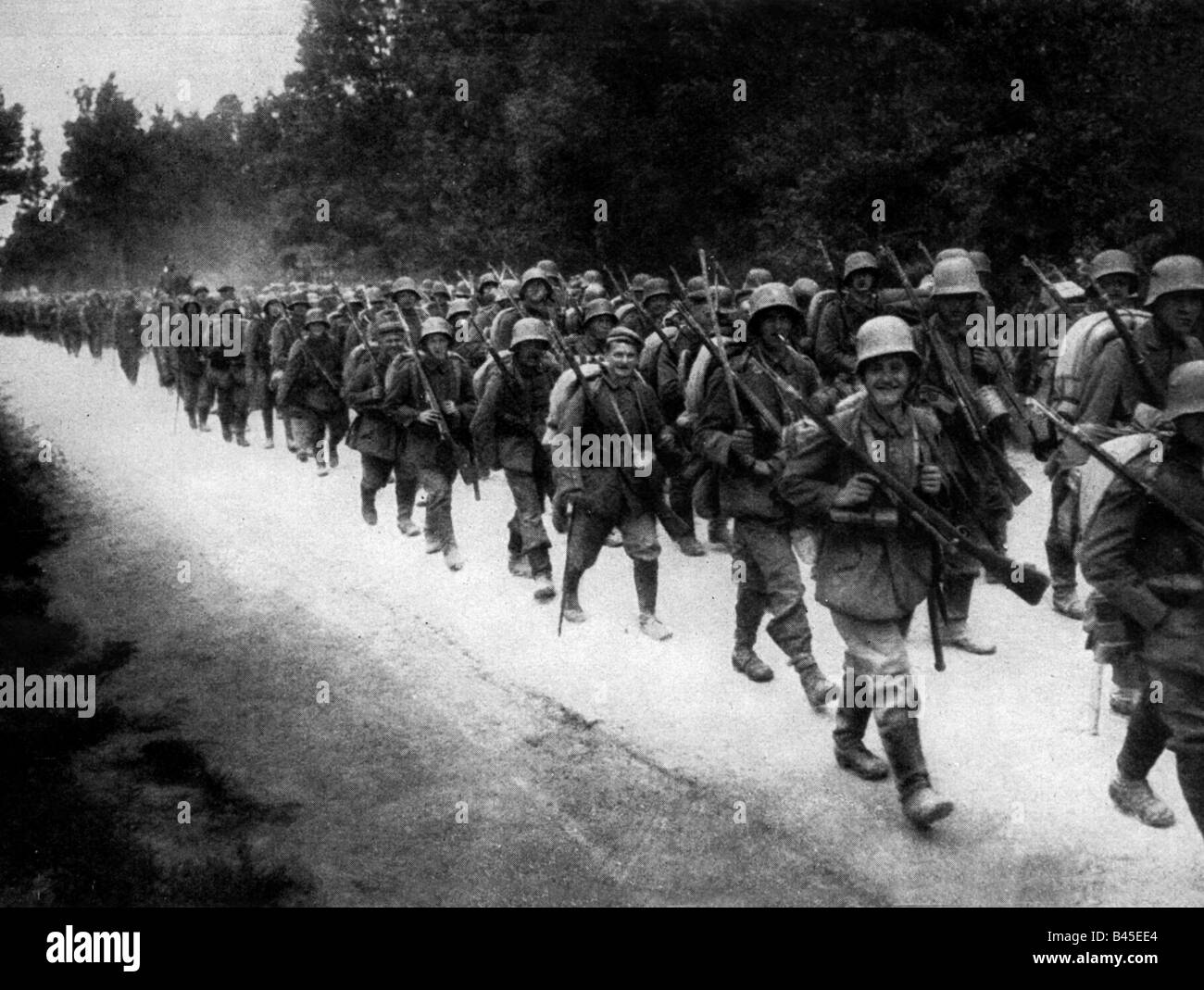events, First World War / WWI, Western Front, Battle of Verdun 1916, German reserve troops on the way to the front, summer 1916, France, soldiers, marching, column, steel helmet, rifles, march, 20th century historic, historical, people, 1910s, Stock Photo