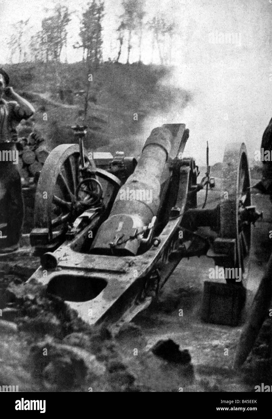 events, First World War / WWI, Western Front, Battle of Verdun 1916, German field howitzer firing, Stock Photo