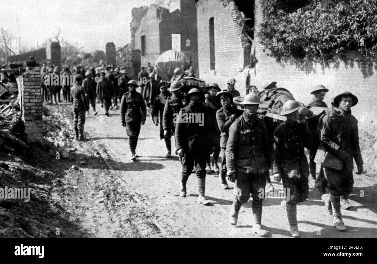 events, First World War / WWI, Western Front, German spring offensive 1918, British prisoners of war carrying wounded German and English soldiers to the casualty station, France, Stock Photo