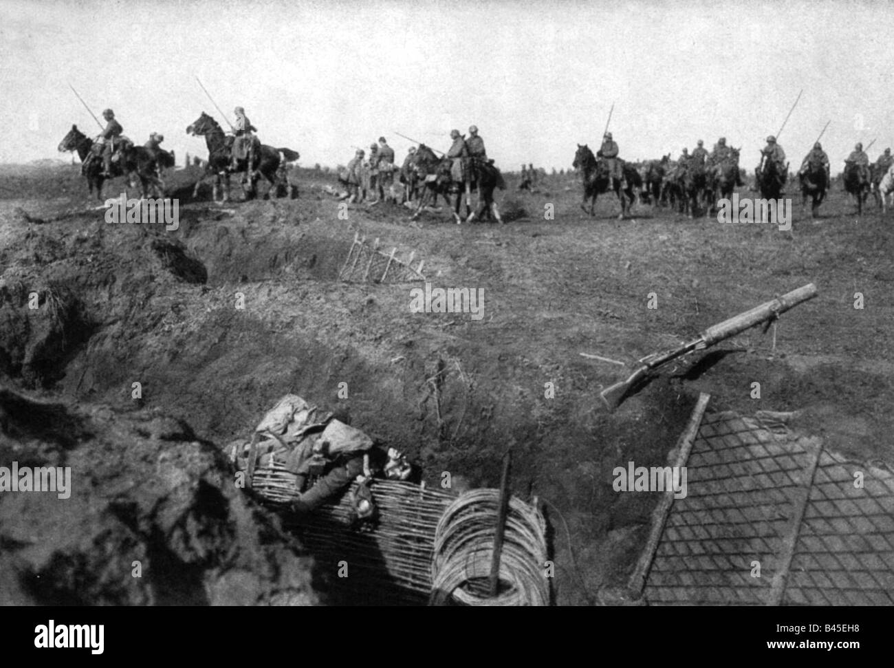 events, First World War / WWI, Western Front, German spring offensive 1918, German cavalry passing captured British postition near St. Quentin, April 1918, Stock Photo