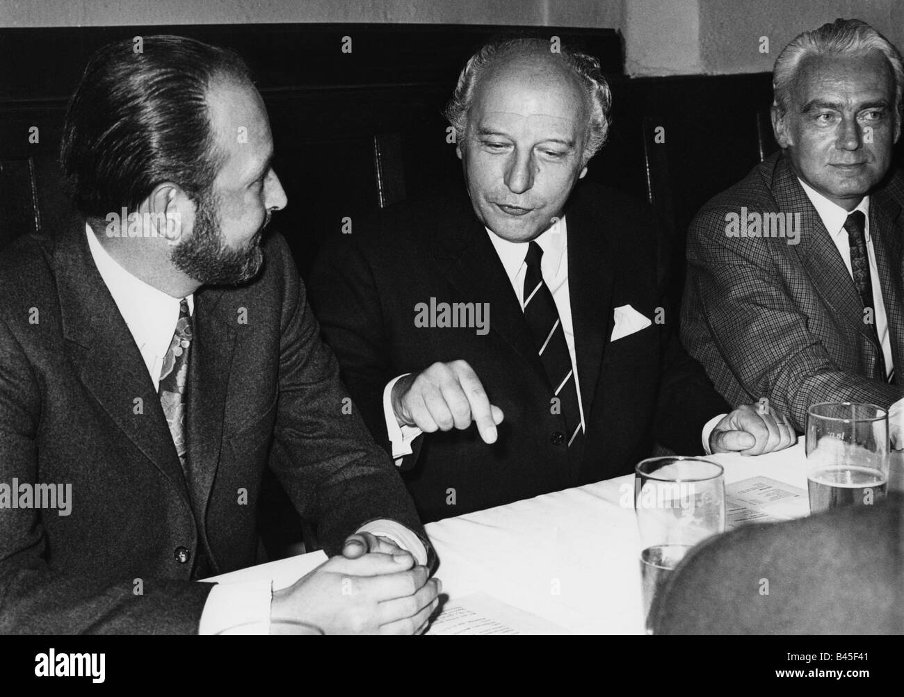 Scheel, Walter, 8.7.1919 - 24.8.2016, German politician (FDP), half length, with  Hans Arnold Engelhard and Dohmann, Munich, 25.5.1971, Stock Photo