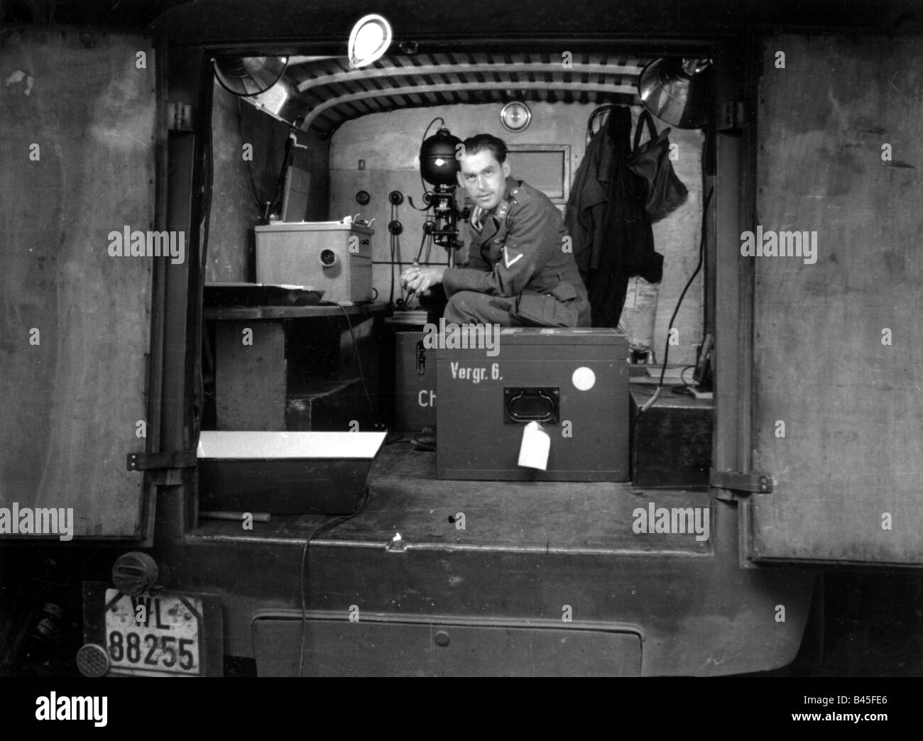 events, Second World War / WWII, propaganda, Luftwaffe war correspondent Georg Schoedl in a mobile photographic laboratory, Belgium, 14.7.1940, Stock Photo