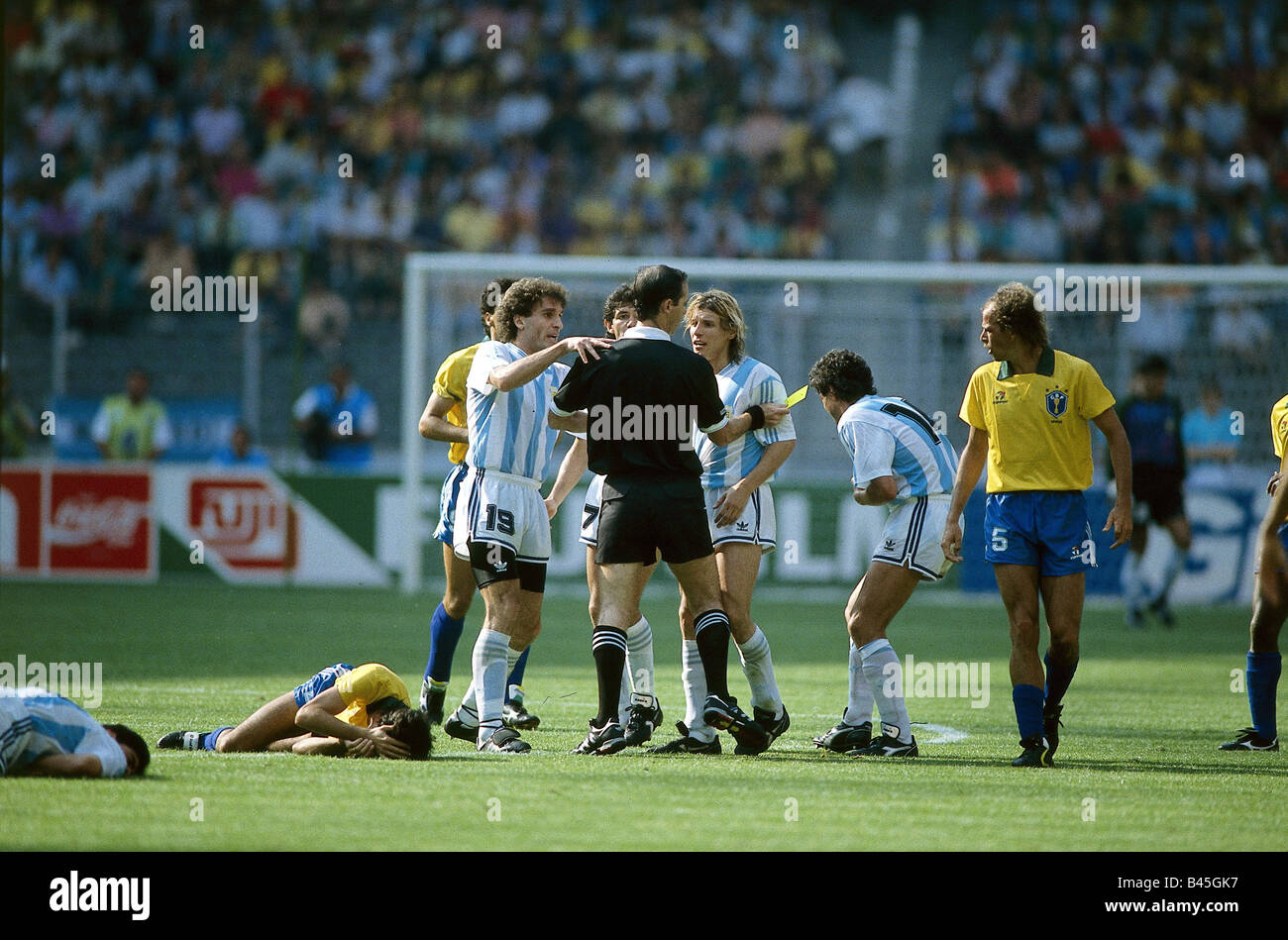 Sport / Sports, soccer, football, World Cup 1990, final round, last sixteen, Brasililen against Argentina, (0:1) in Turin, Italy, 24.6.1990, scene, referee, yellow card, foul, match, historic, historical, 20th century, people, 1990s, Stock Photo