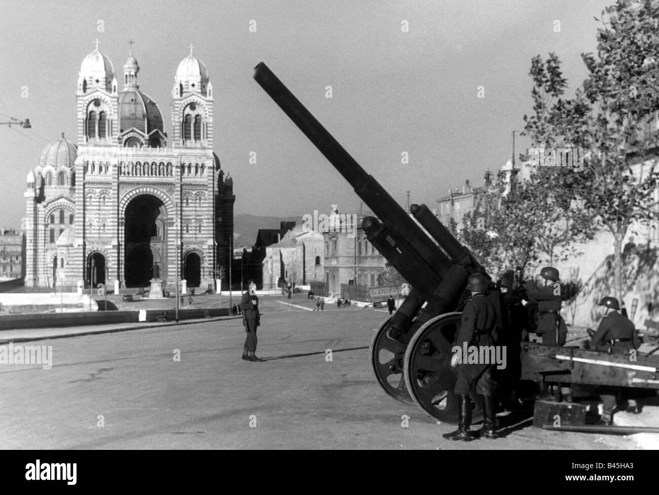 events, Second World War / WWII, France, German occupation, occupation of Vichy France, November 1942, German heavy gun at the Place de la Major, Marseille, 20.11.1942, in the background the cathedral, Stock Photo