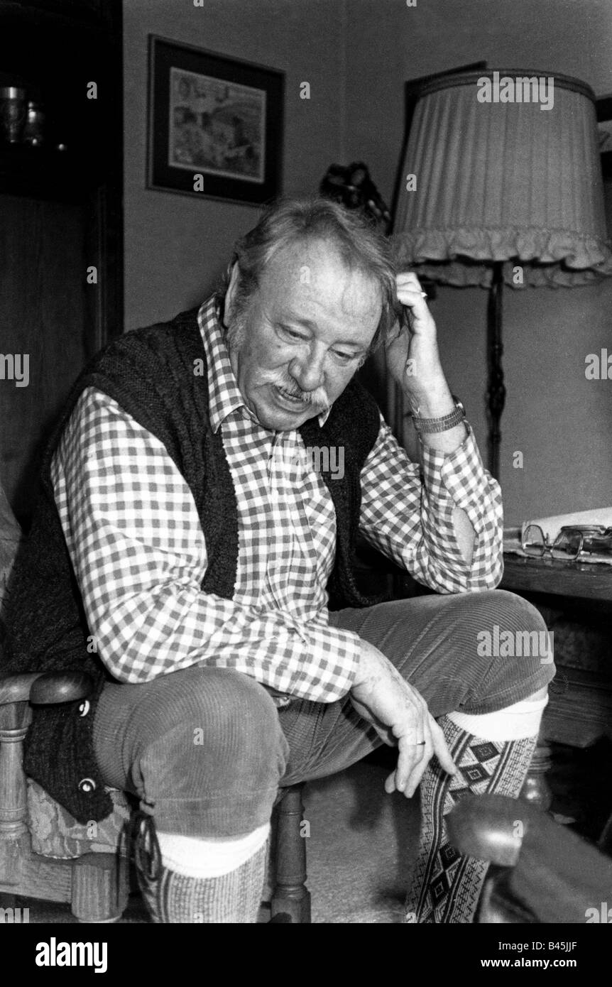 Bayrhammer, Gustl, 12.2.1922 - 24.4.1993, German actor, half length, sitting in his living room, late 1980s, Stock Photo