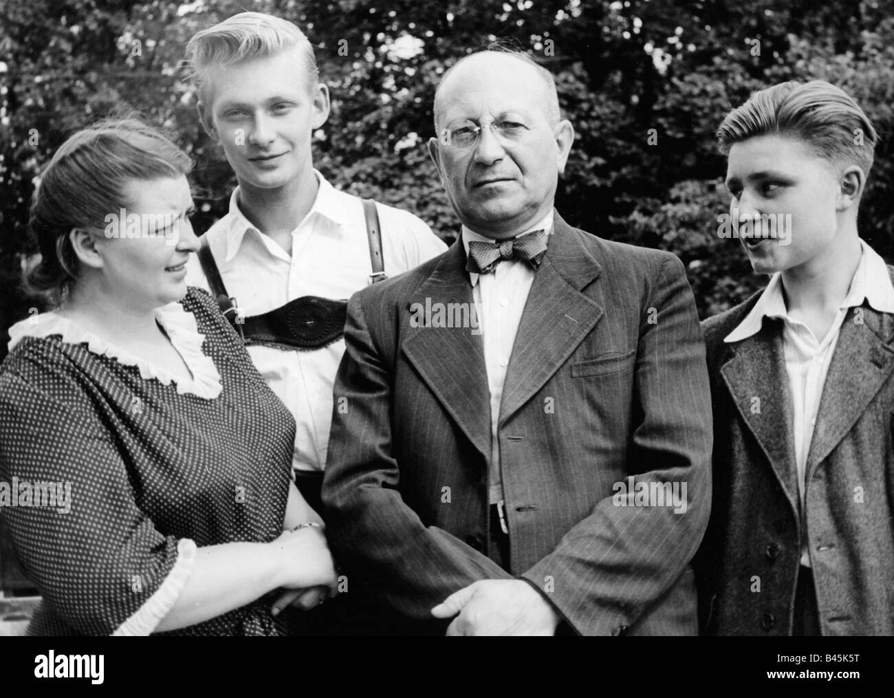 Hold, Marianne, 15.5.1929 - 11.9.1994, German actress, her family, mother, brother Siegfried (age 20 years), stepfather, brother Klaus (age 15 years), 1940s, , Stock Photo