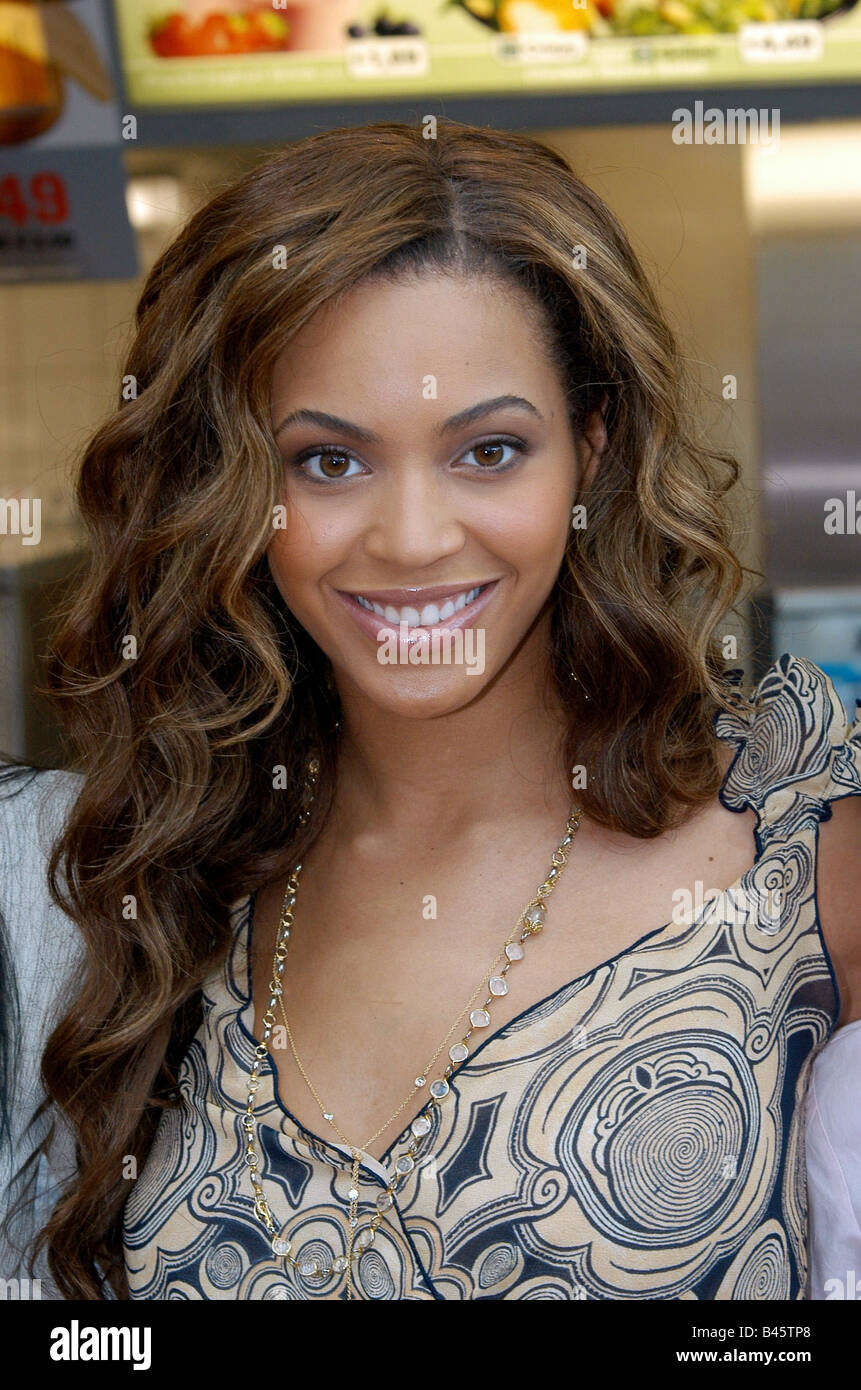 Knowles, Beyoncé, * 4.8.1981, American singer and actress, portrait, at Mc Donald's, Hamburg, 19.5.2005, Stock Photo