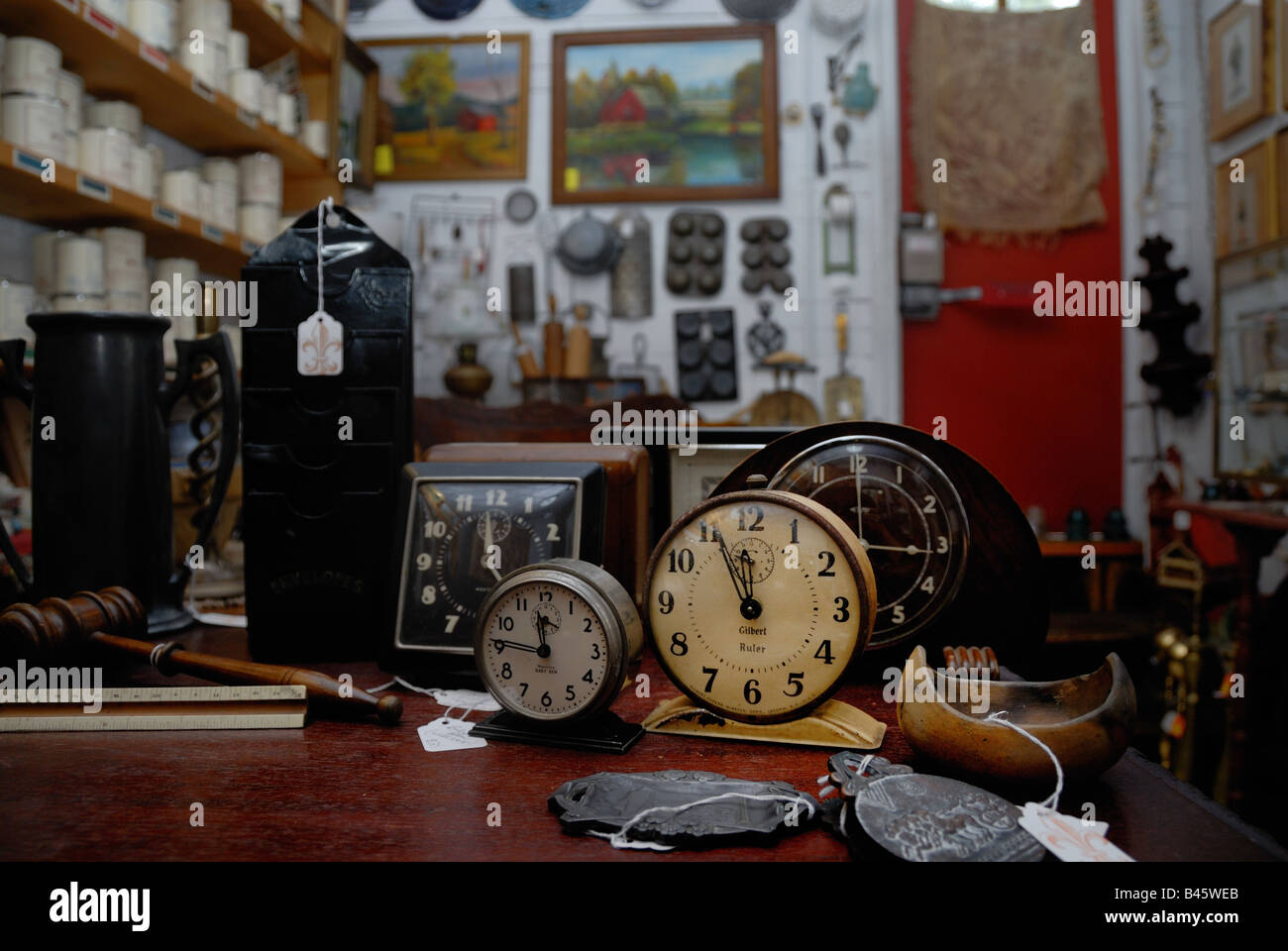 Vintage clock shop High Resolution Stock Photography and Images Alamy