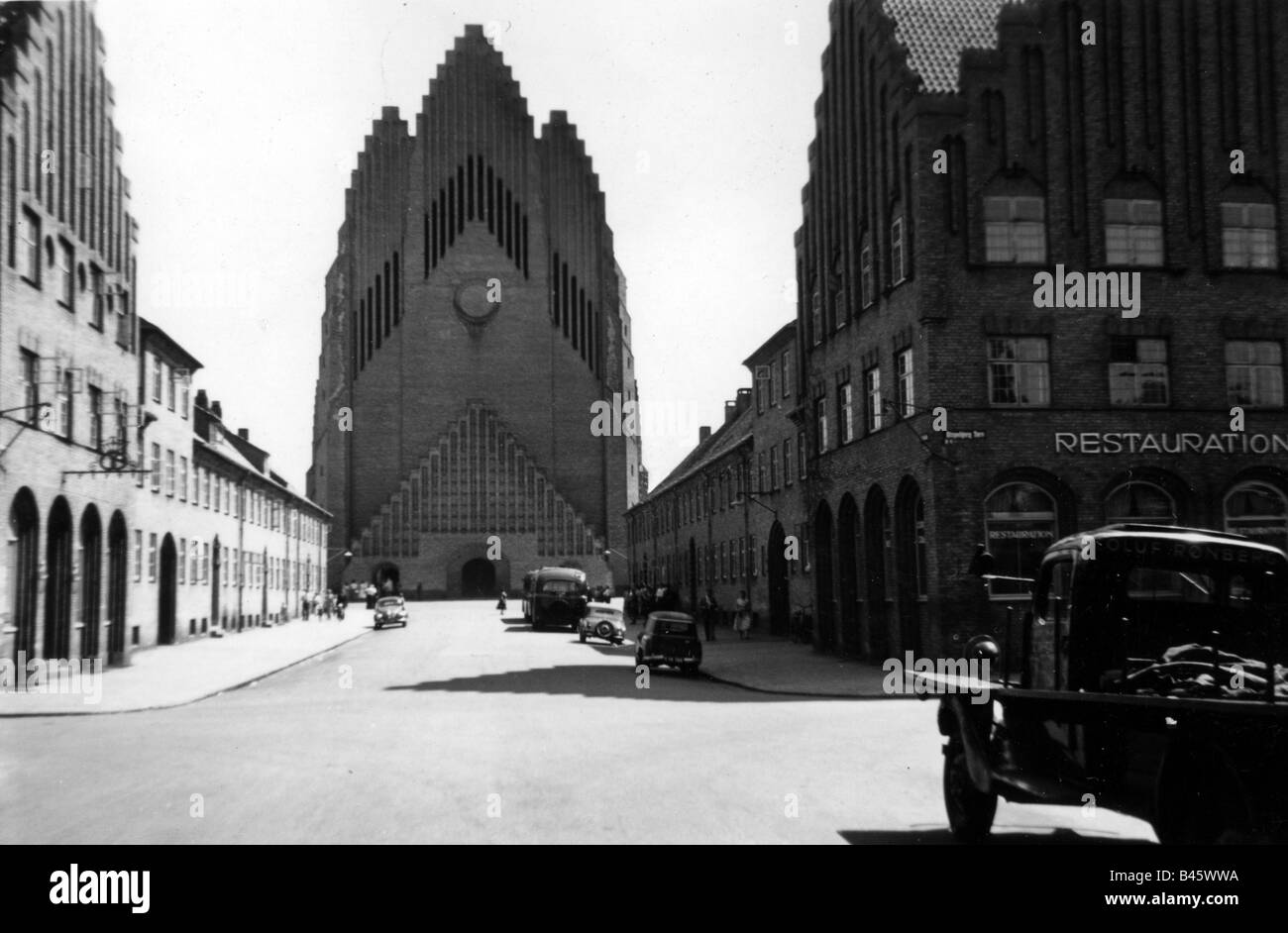 geography / travel, Denmark, Copenhagen, churches, Grundtvigs church, exterior view, May 1957, built by Peder Vilhelm Jensen Klint (1853 - 1930), from 1921 - 1940, historic, historical, Europe, 20th century, religion, christianity, Grundtvig, architecture, Art Deco, people, 1940s, Stock Photo