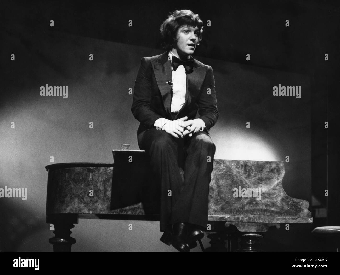 Sitting at the piano Black and White Stock Photos & Images - Page 2 - Alamy