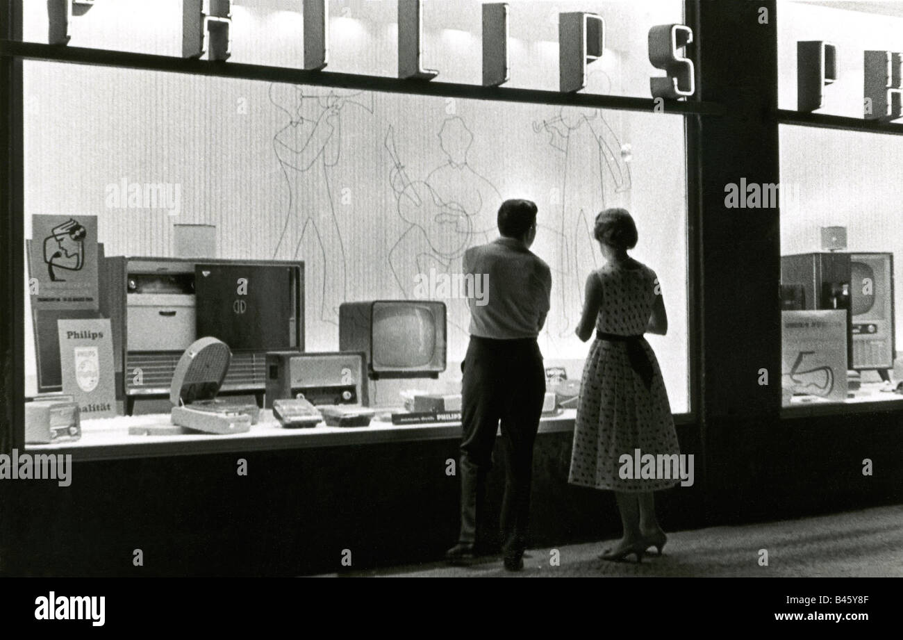 trade, shops, showcase, couple in front of an electronic shop window, West Berlin, Germany, 1957, Stock Photo