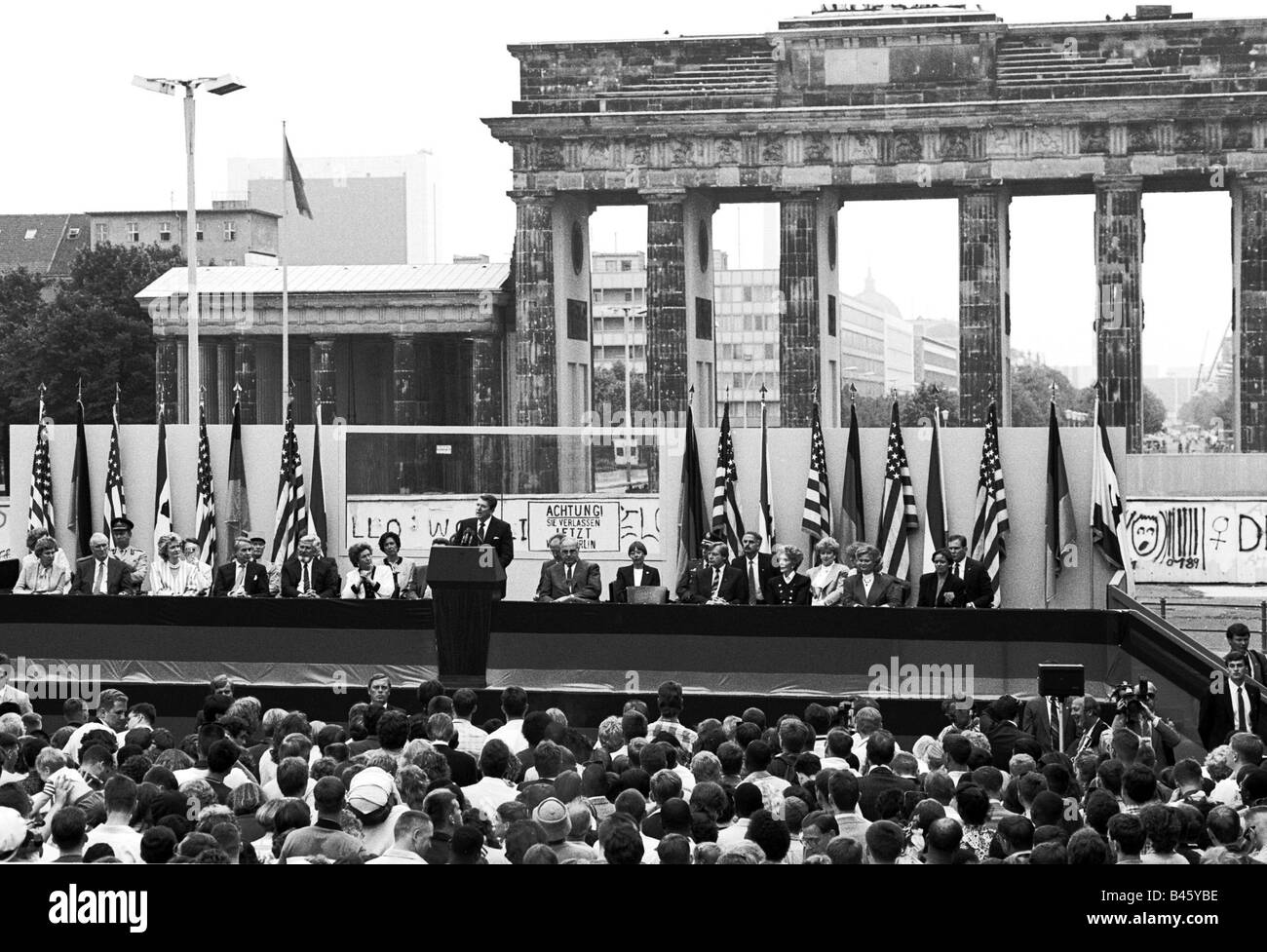 Reagan, Ronald, 6.2.1911 - 5.6.2004, American politician (Republican Party), President of the United States of America 1981 - 1989, Brandenburg Gate, Berlin, 12.6.1987, Stock Photo