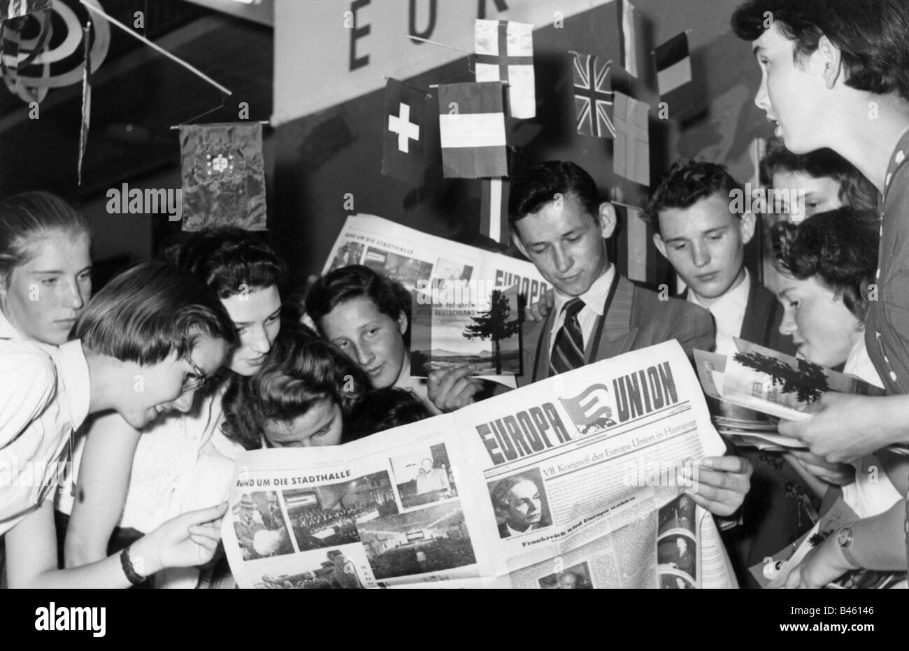 politics, European Union, VII. Congress of the Europe Union, teenagers reading newspaper of the event, town hall Hanover, 1950s, Stock Photo