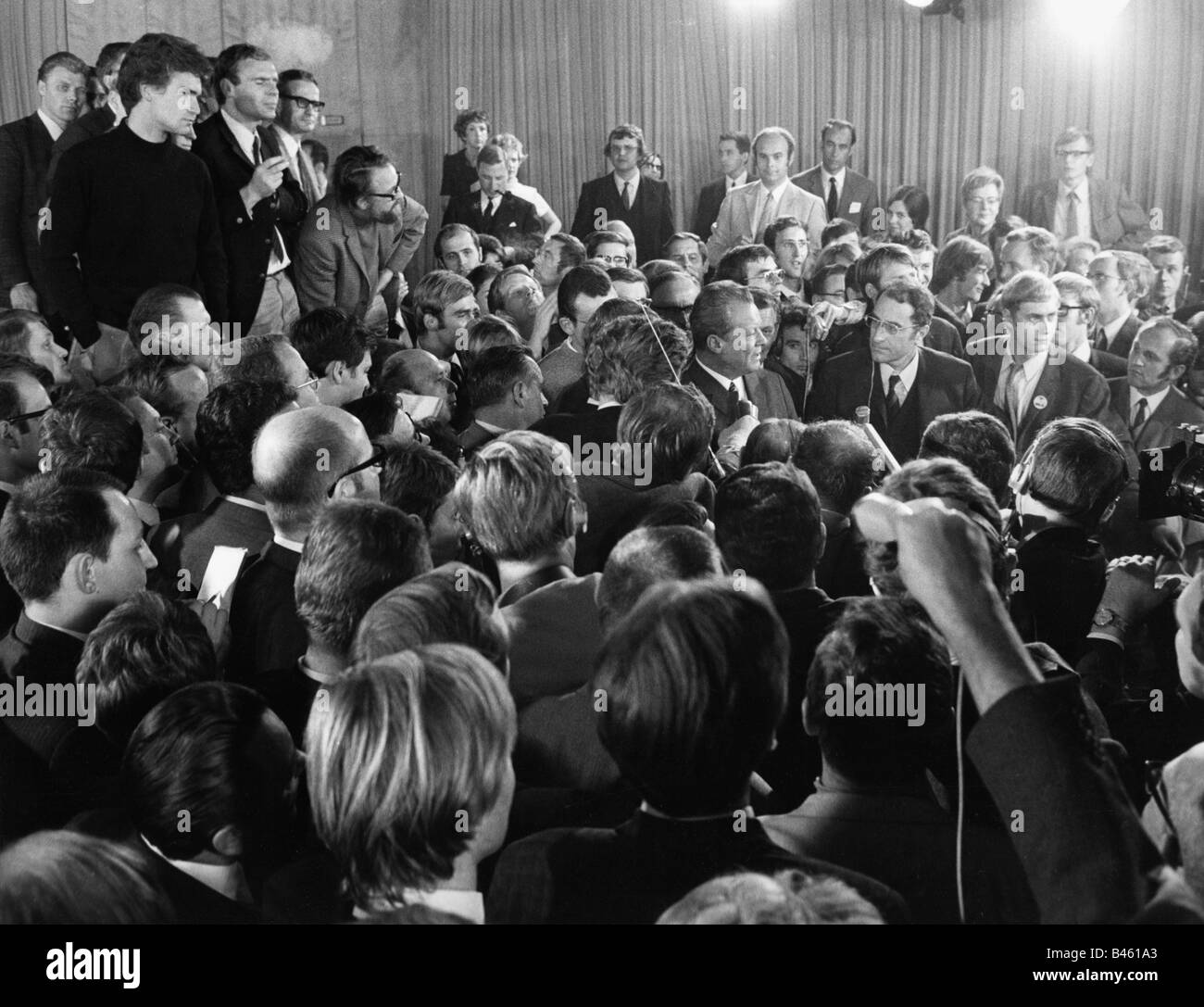 geography / travel, Germany, politics, elections, federal election 1969, Willy Brandt (SPD) with the press, Bonn, 28.9.1969, interview, journalists, Peter Merseburger, crowd, Federal Republic of Germany, 20th century, historic, historical, people, 1960s, Stock Photo