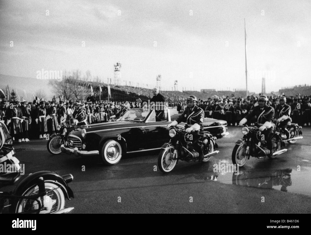 sport, Olympic Games, Grenoble, 6.2.1968 - 18.23.1968, opening, arrival of President Charles de Gaulle, 6.2.1968, car, police escort, X olympiad, winter games, France, 20th century, historic, historical, people, 1960s, Stock Photo