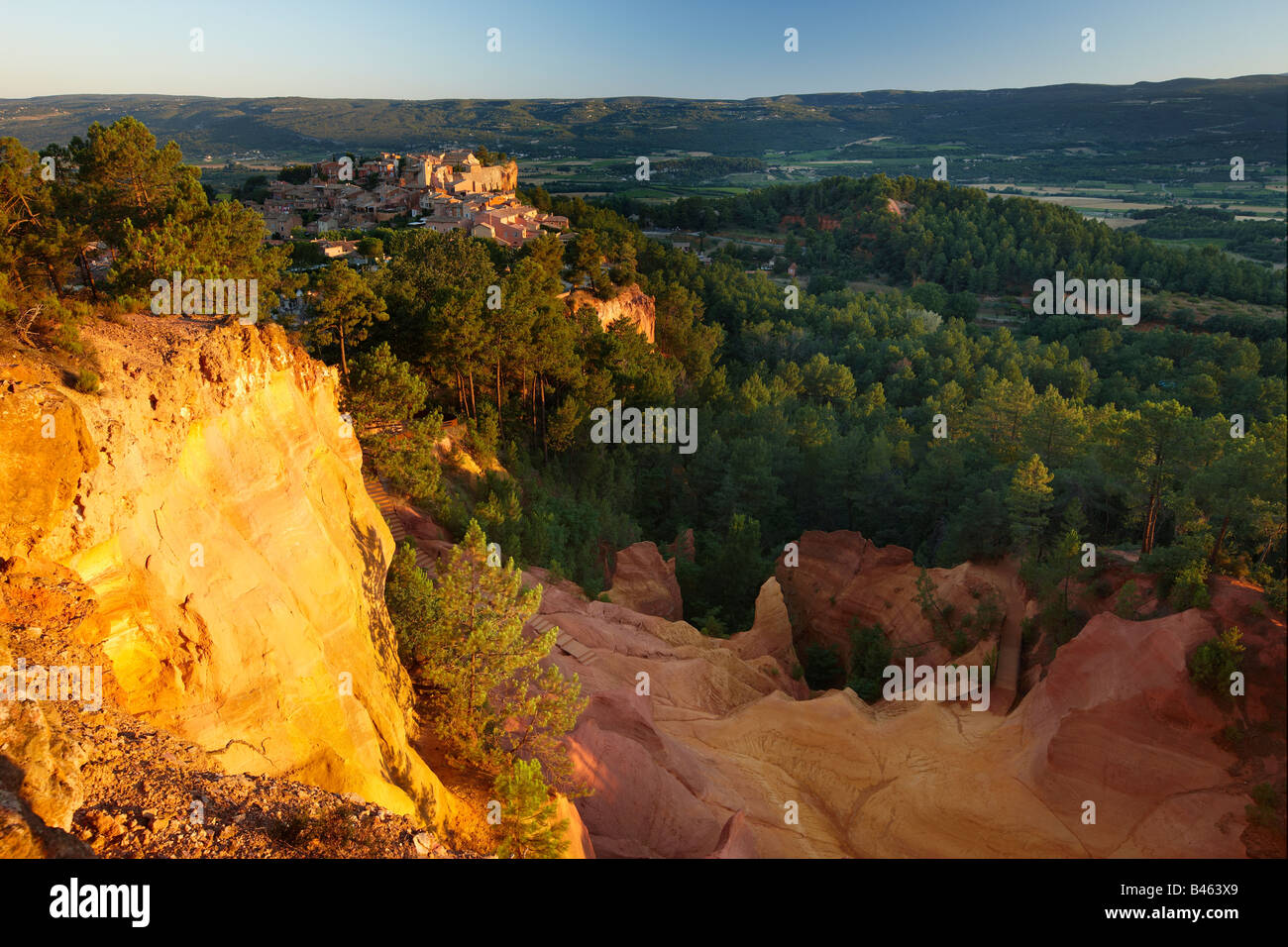 Rousillon and the Sentier des Ochre, the Vaucluse, Provence, France Stock Photo