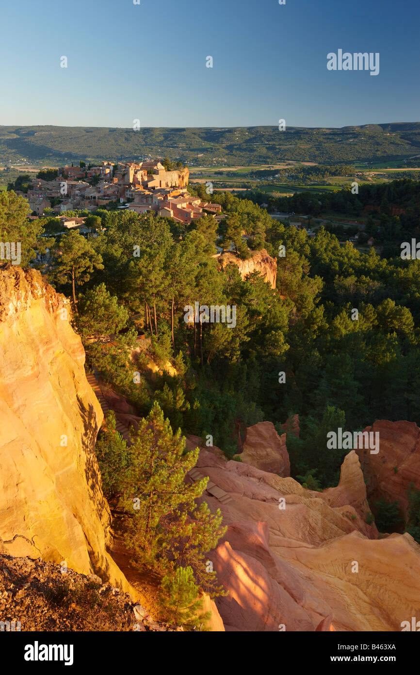 Rousillon and the Sentier des Ochre, the Vaucluse, Provence, France Stock Photo