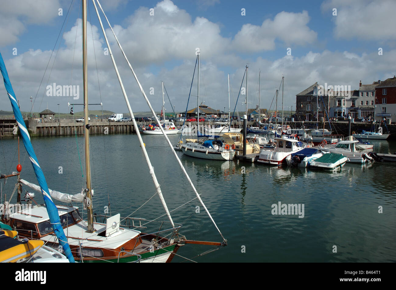 Padstow harbour cornwall hi-res stock photography and images - Alamy