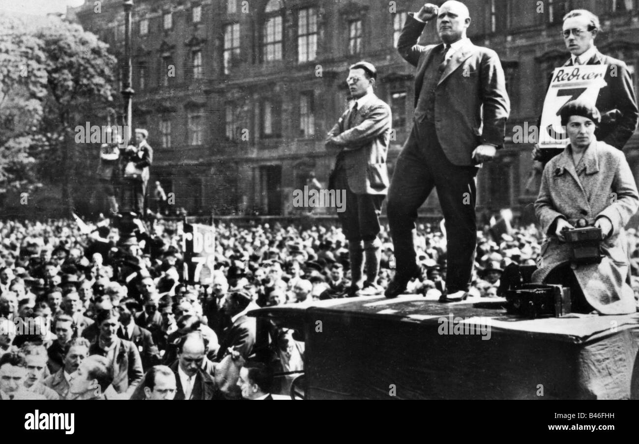 Thaelmann, Ernst, 16.4.1886 - 28.8.1944, German politician, chairman of the Communist Party 1925 - 1933, full length, May 1st celebration, Berlin, 1.5.1930, , Stock Photo