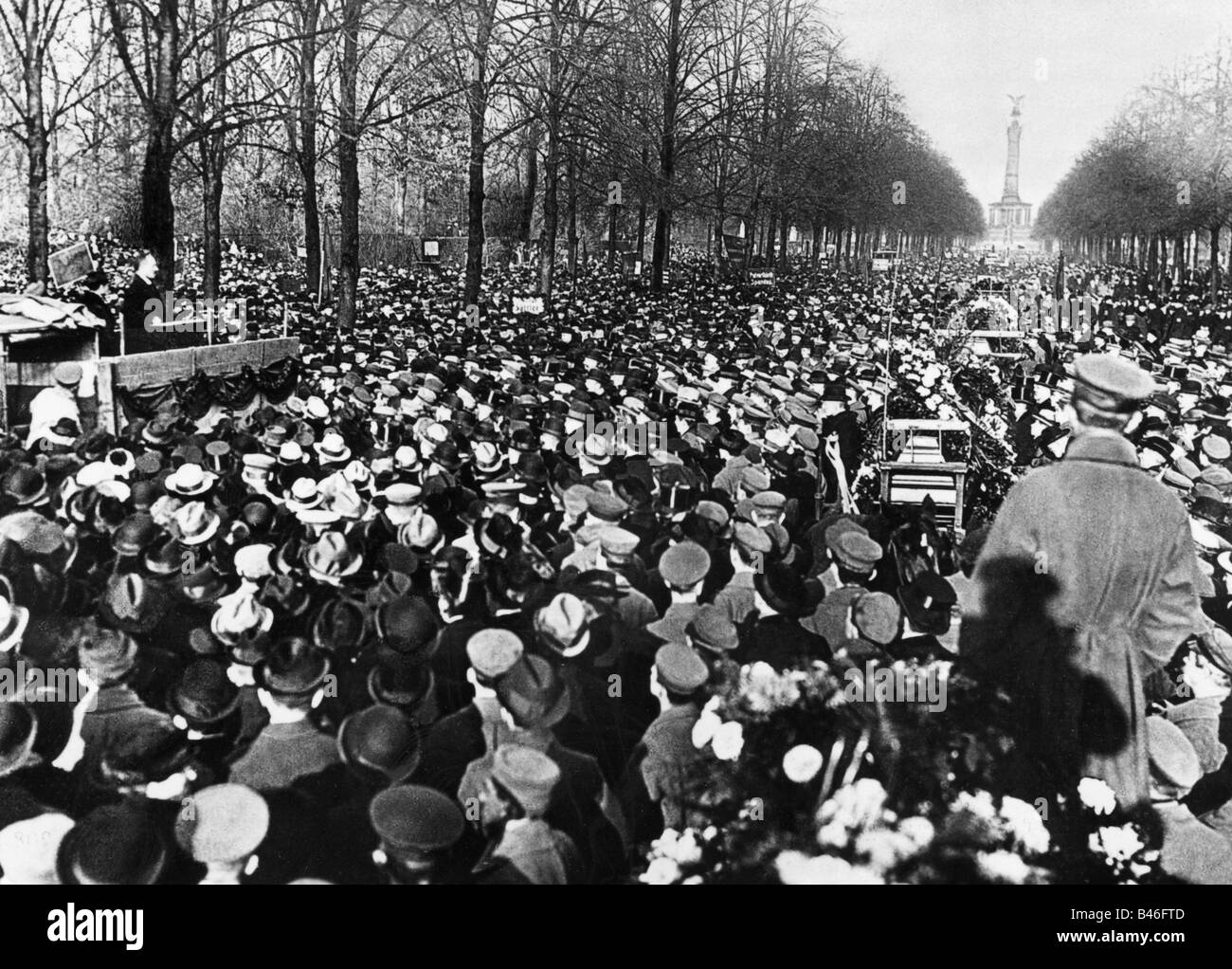 geography / travel, Germany, politic, demonstrations, protest manisfestation against the attempted counter-revolutionary coup from 6.12.1918, funeral of the victims, Berlin, 21.12.1918, demonstration, communists, Spartakus, politics, Germany, 20th century, historic, historical, people, 1910s, Stock Photo