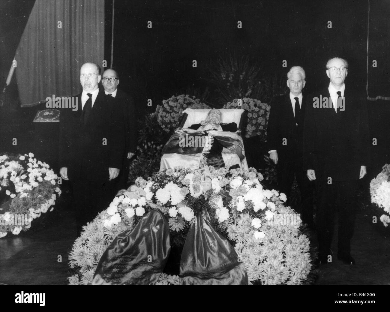 Pieck, Wilhelm, 3.1.1876 - 7.9.1960, German politician,  death, guard of honour at his coffin: Walter Ulbricht, Friedrich Ebert, Hermann Matern and Otto Grotewhl, East Berlin, 10.9.1960, , Stock Photo