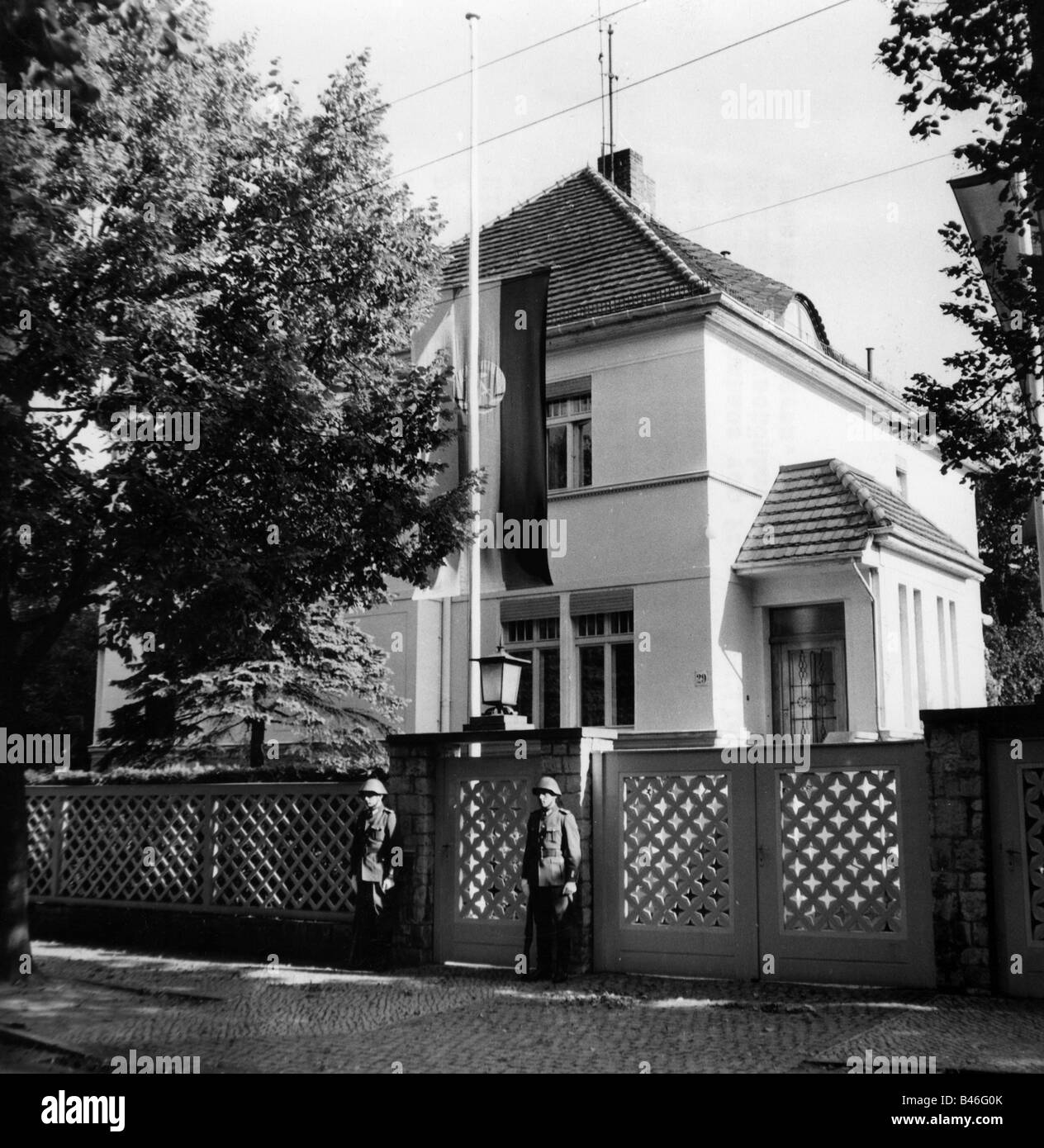 Pieck, Wilhelm, 3.1.1876 - 7.9.1960, German politician,  death, flag at his residence on half mast, East Berlin, 7.9.1960, , Stock Photo