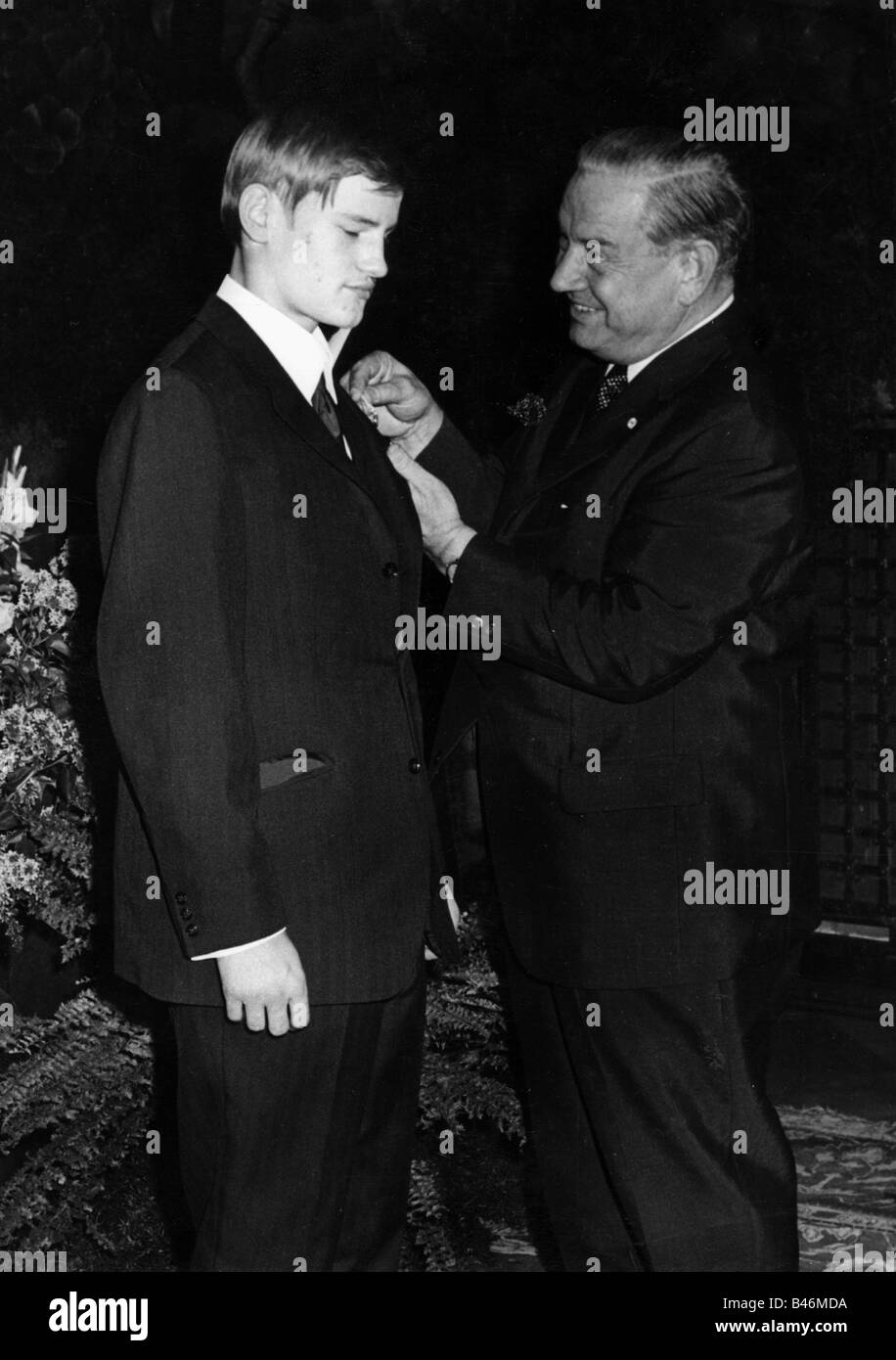 Goppel, Alfons, 1.10.1905 - 24 12.1991, German politician (CSU), Prime Minister of Bavaria 11.12.1962 - 7.11.1978, awarding the Bavarian Life-Savings-Medal to Georg Schels, Munich, 12.5.1969, , Stock Photo