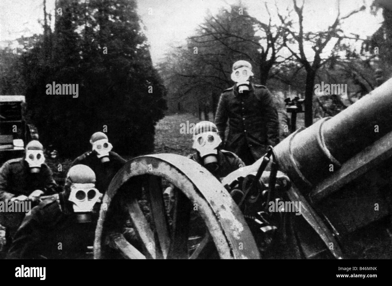 events, First World War / WWI, Western Front, gun crew with gas masks, 9th battery / 1st Bavarian Field Artillery Regiment, France, 1916, Stock Photo