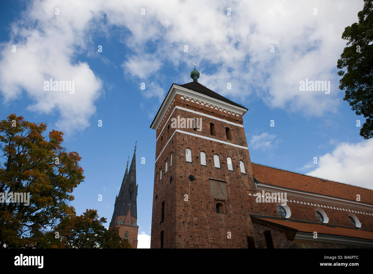 Uppsala domkyrka, Sveriges rikshelgedom,brjade uppfras p 1270-talet och invigdes 1435. Under sju rhundraden har miljontals mnniskor skt sig hit. Uppsala domkyrka - Svenska kyrkan Uppsala