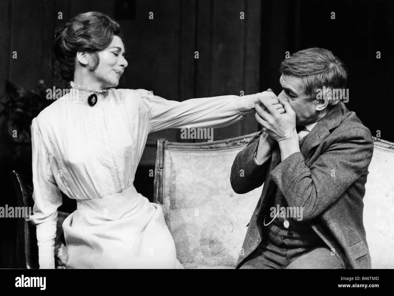 Scofield, Paul, 21.1.1922 - 19.3.2008, British actor, half length with Elizabeth Bell, in the theatre play 'Uncle Vanya', Royal Court Theatre, London, 1970, Stock Photo