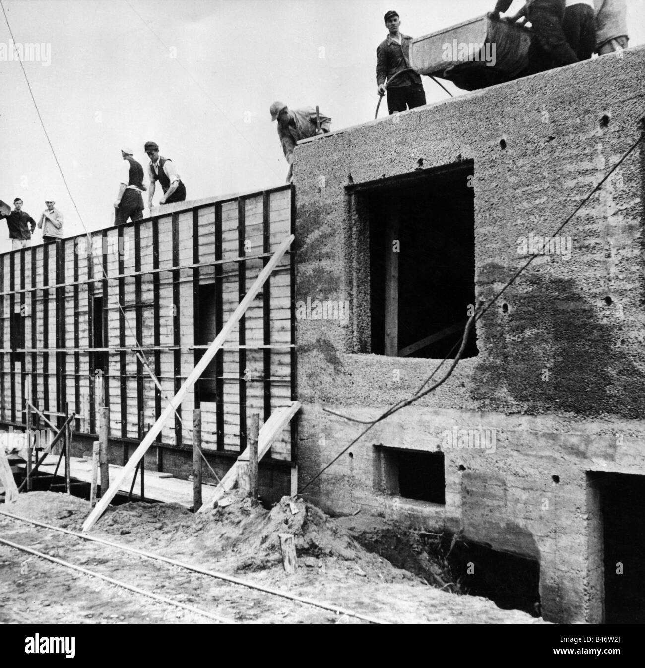 architecture, construction, pouring a wall with concrete made from rubble, Hamburg, 1951, Stock Photo