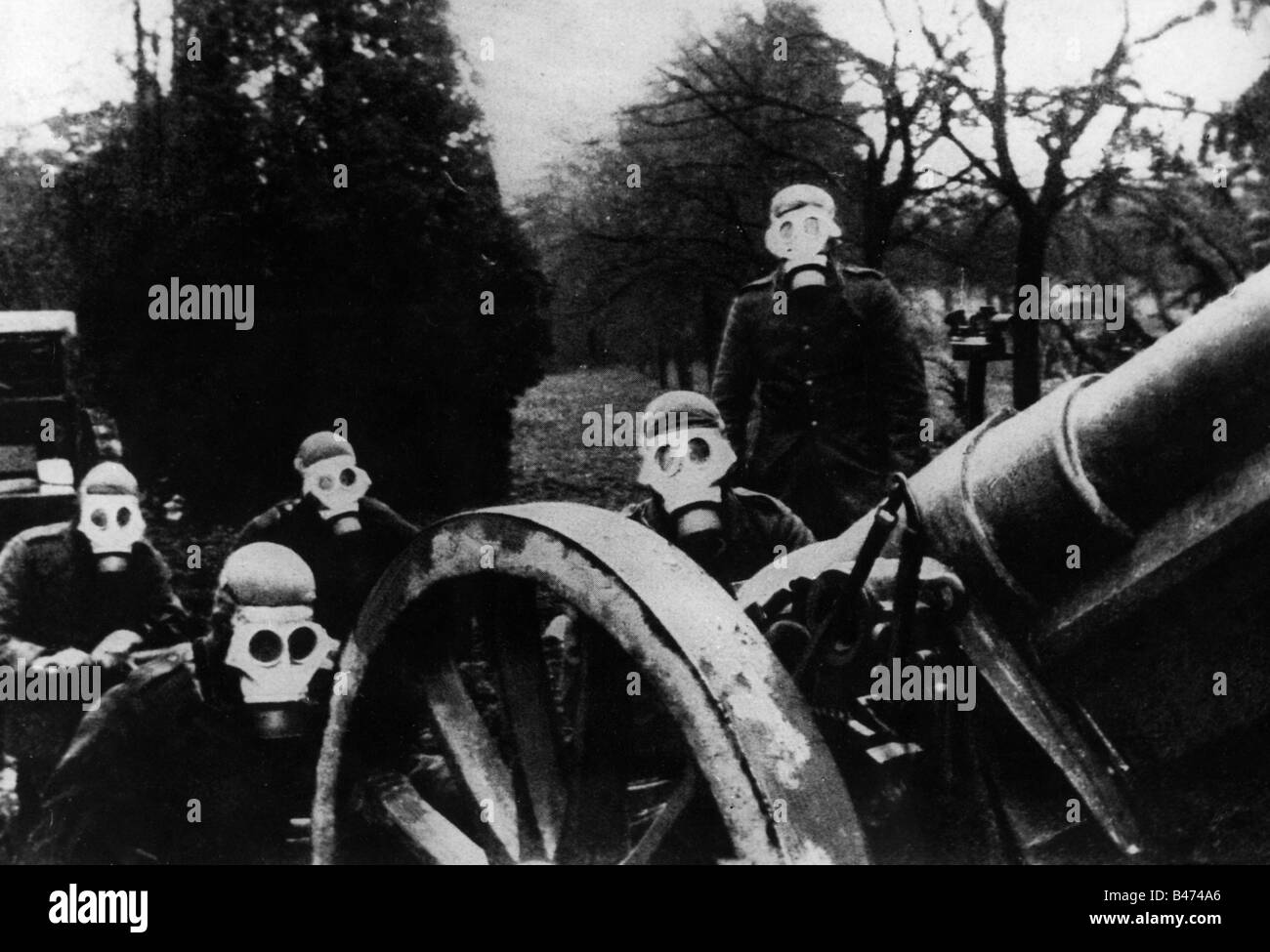 events, First World War / WWI, Western Front, gun crew with gas masks, 9th battery / 1st Bavarian Field Artillery Regiment, France, 1916, Stock Photo