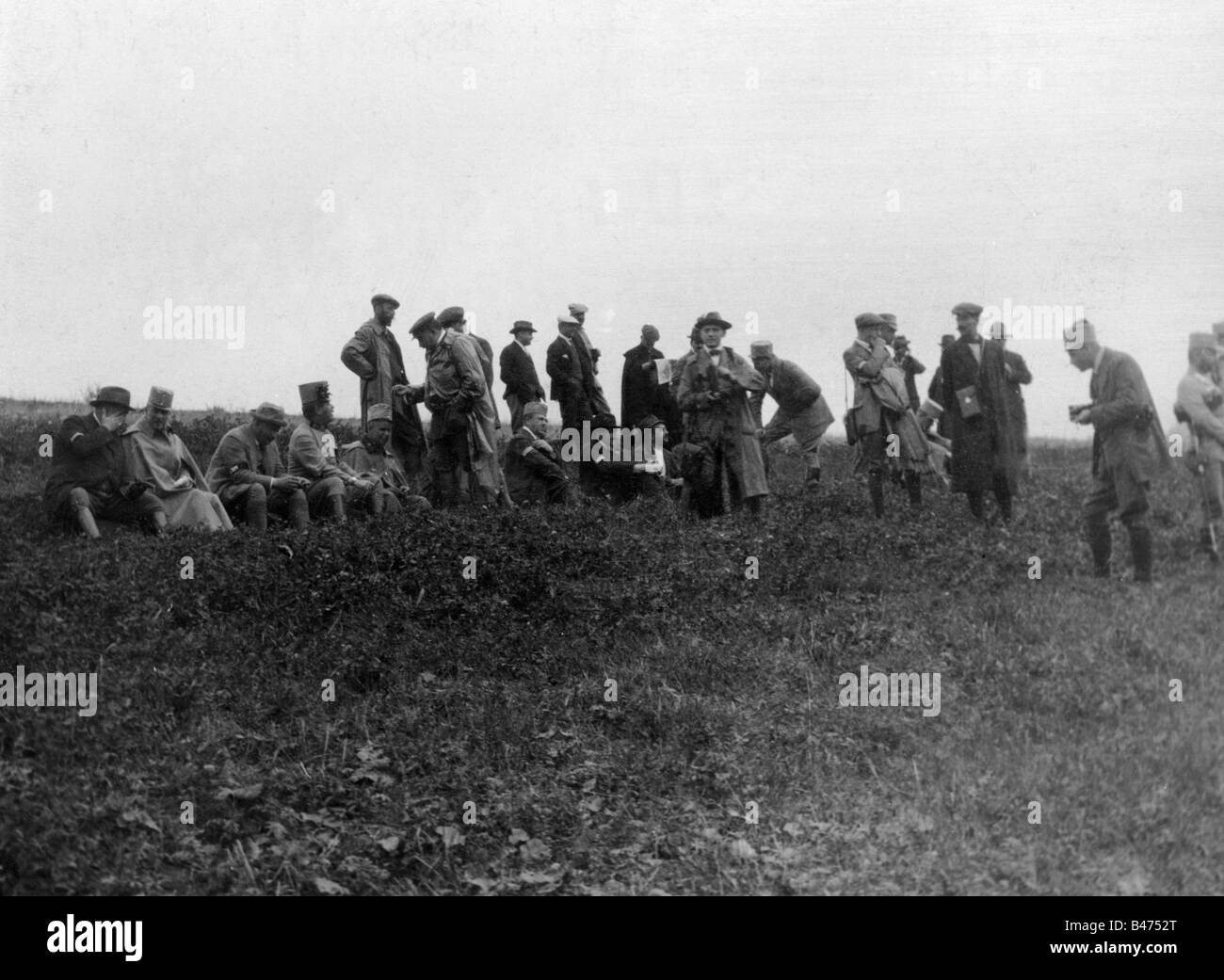 events, First World War / WWI, press / media, journalists waiting behind the front line for the daily report, Poland, 1914, Stock Photo