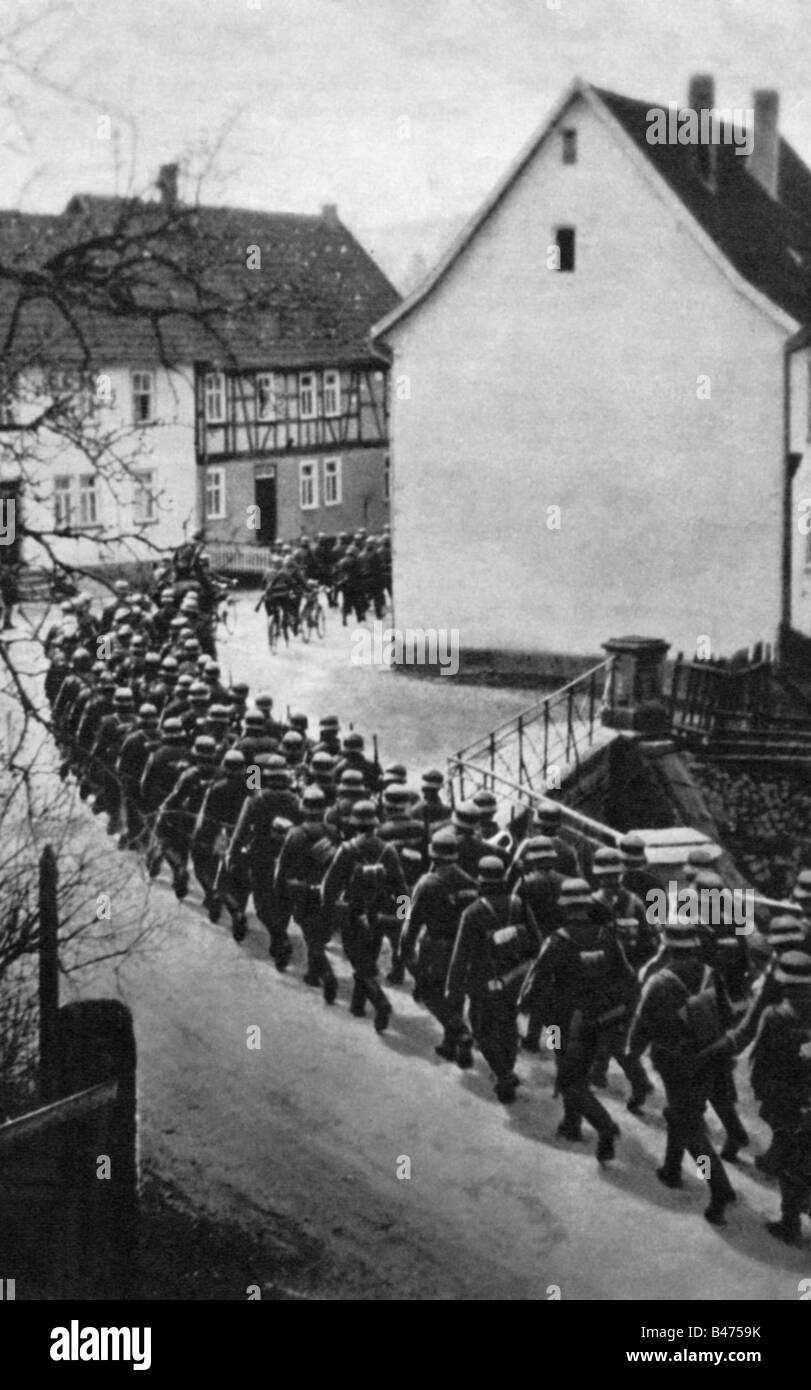 events, Second World War / WWII, Germany, company of German soldiers marching through a Hessian village, 1944, Stock Photo