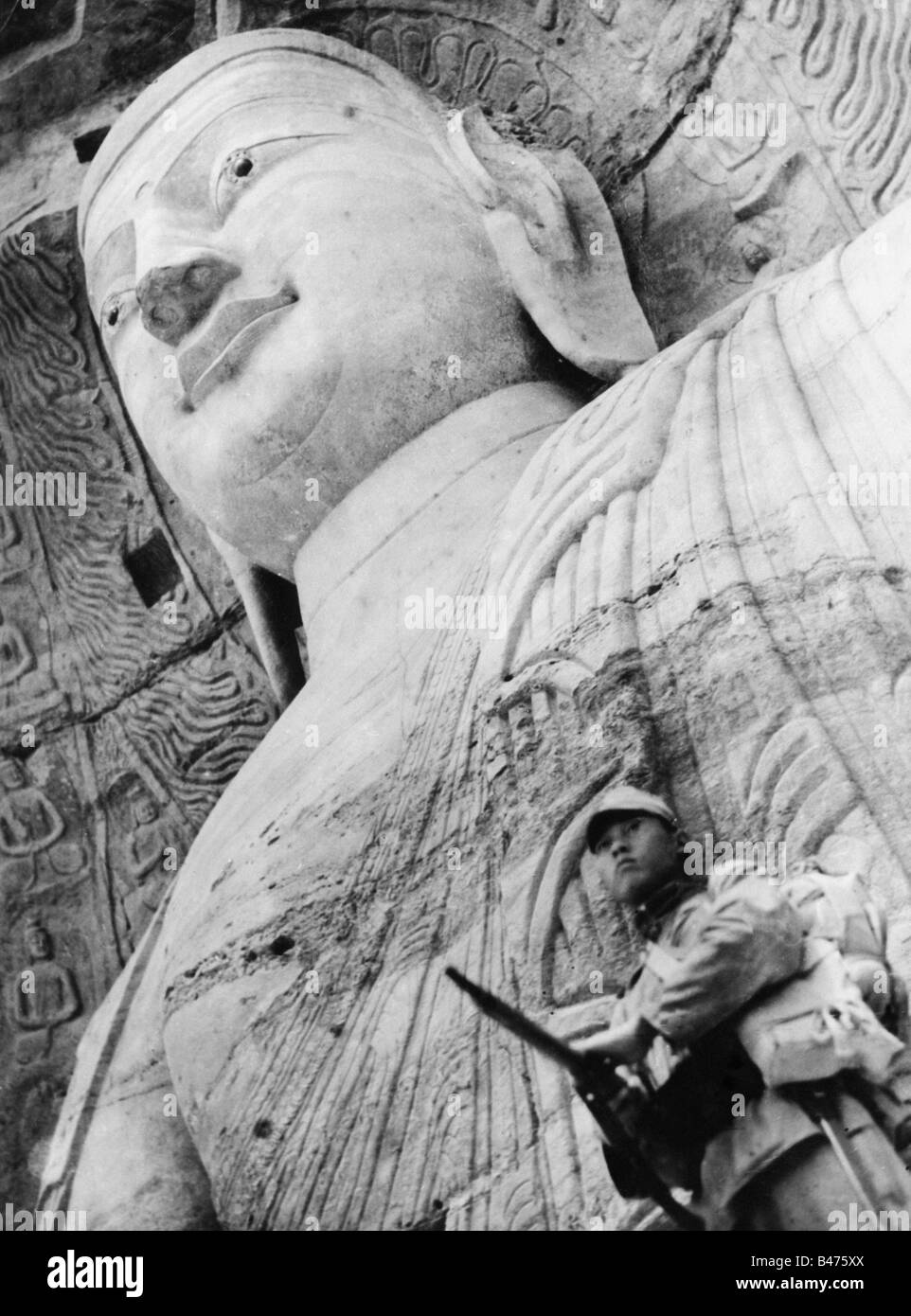 geography / travel, China, politics, Chinese guard in front of a Buddha statue, Yungang Grottoes, after the occupation of the Shanxi province by troops of Mao Zedong, late 1940s, Stock Photo