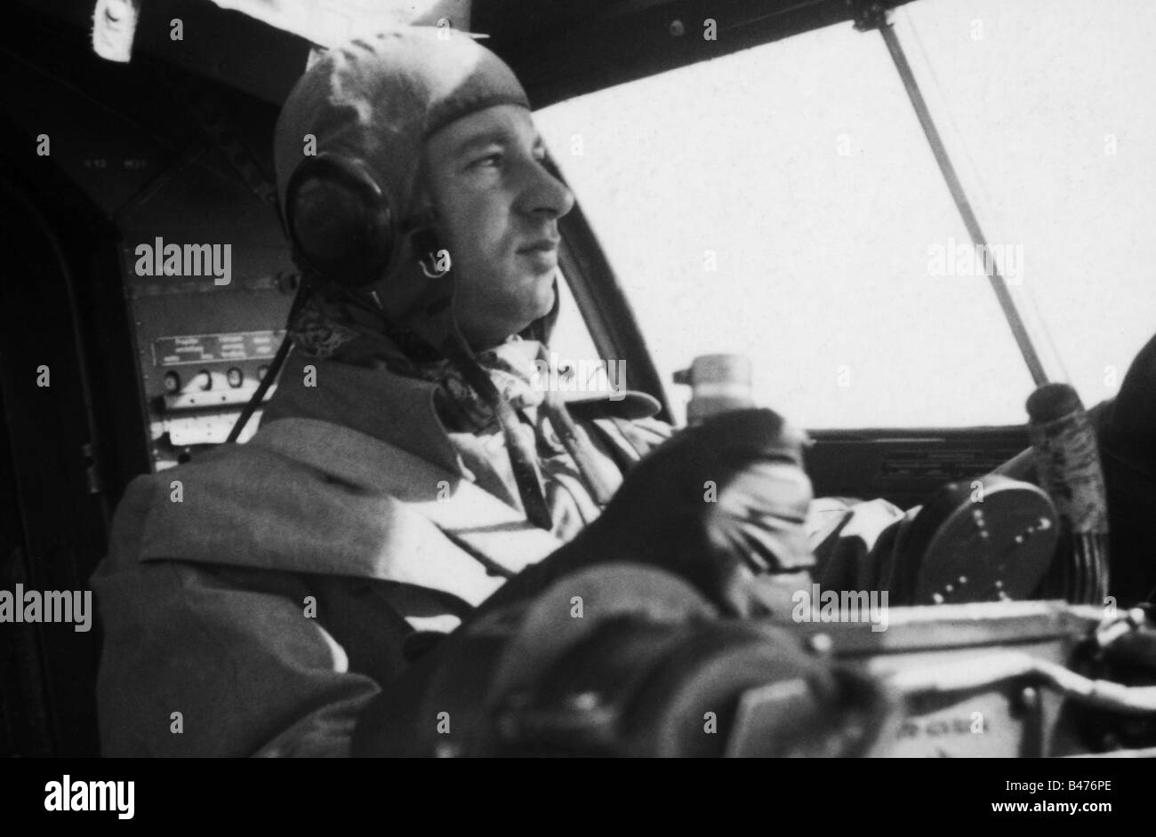 events, Second World War / WWII, aerial warfare, persons, Luftwaffe pilot in the cockpit of a bomber Heinkel 111 during a mission against Great Britain, August 1940, 20th century, historic, historical, Wehrmacht, Germany, Third Reich, soldier, soldiers, uniform, uniforms, flying cap, caps, suit, Battle of Britain, He111, He-111, steering stick, aviator, aviators, pilots, Hauptmann Lonicer, captain, people, 1940s, Stock Photo
