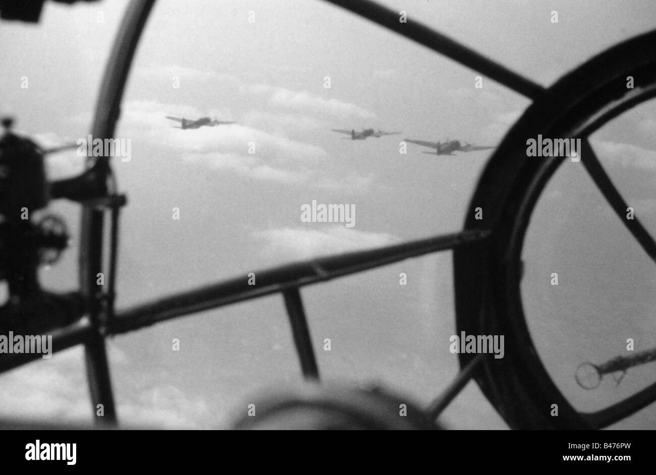 events, Second World War / WWII, aerial warfare, aircraft, details / interiors, view from the cockpit of a German bomber Heinkel He 111, formation on the way to England, August 1940, bombers, flight station, He-111, He111, MG, Luftwaffe, Wehrmacht, 20th century, historic, historical, plane, planes, Germany, Third Reich, Battle of Britain, clouds, 1940s, Stock Photo
