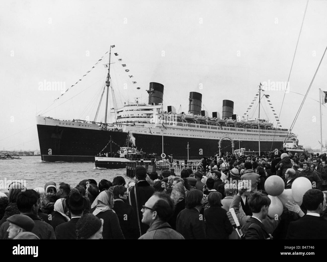 transport / transportation, navigation, ships, steamers, RMS Queen Mary, her last voyage, departure to California, Southampton, 1.11.1967, Stock Photo