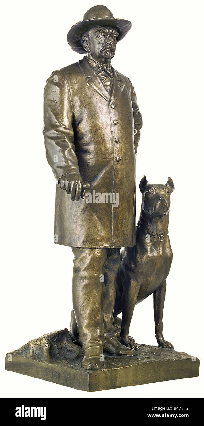 Hermann Steinemann - a bronze figure of Otto von Bismarck, 1898. Very fine, detailed sculpture showing the Reichs Chancellor with hat and coat, his left hand on his hip, his right hand supported on his walking stick (stock missing) with his dog Tyras next to him. The plinth is signed on the side 'H. Steinemann inv. 1898' and on the reverse 'Guss von H. Noack' (cast by H. Noack). Height 52.3 cm. Hermann Steinemann (1852-?) Berlin sculptor, student of Fr. Drake, created war statues in Friedenberg, Neumünster, Rhinow and elsewhere. historic, historical, people, 19, Stock Photo