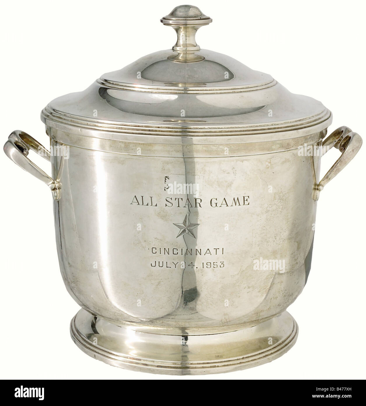 A cup for the All Star baseball games, USA, 1953. Heavy cup with lid made of Sterling silver. Curved handles on both sides, stepped lid with plain handle. Obverse side engraved 'All Star Game' and beneath a star 'Cincinnati July 14. 1953'. At the bottom maker's mark and the name 'Spaulding & Company Sterling 50'. Two small dents to the left and right of the engraving. Height 23 cm, diameter 18 cm, weight 970 g. historic, historical, 1950s, 20th century, USA, United States of America, American, object, objects, stills, clipping, clippings, cut out, cut-out, cut-, Stock Photo