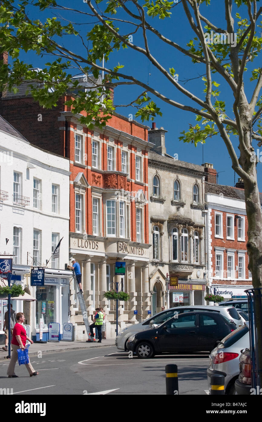 Town centre with Lloyds Bank, Devizes, Wiltshire Stock Photo - Alamy