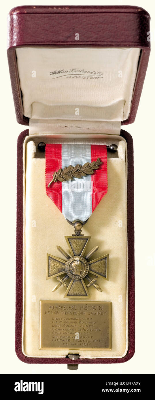 Philippe Pétain, Marshal of France, Croix de Guerre for the Victory in the Rif War 1924/25 Cross of patinaed bronze, inscribed "Theátre d'Opération Extérieur" (TOE) on the back. Red ribbon with a blue stripe in the middle and a superimposed laurel branch to signify the respect of the French Army. In a velvet and silk lined deluxe leather case by the famous Parisian maker, Arthus Bertrand, with an engraved bronze presentation plate for 29 May 1926 from the officers of his cabinet, including "Capitaine Charles de Gaulle". This medal is remarkable in two regards, , Stock Photo