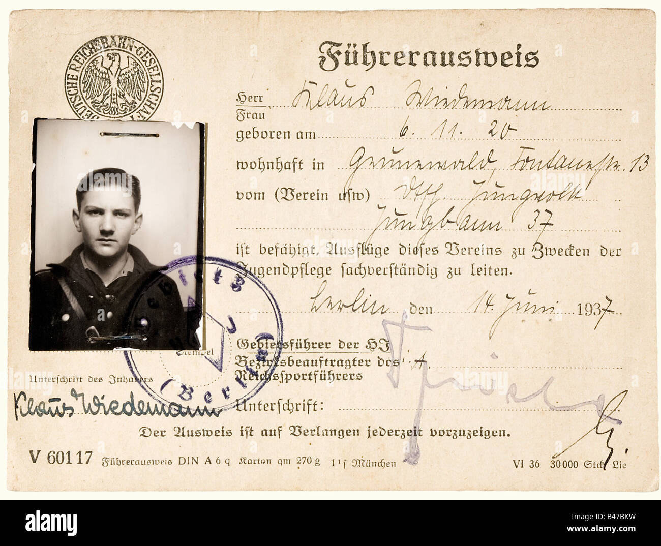 Klaus Wiedemann, DJ membership pass, chronicle/photo album 'Feldscher Fähnlein' and photos from the estate of the son of Hitler's personal adjutant (1935-39) Fritz Wiedemann. DJ membership pass from the 14th June 1937 with photo. 'Chronik des Feldscher Fähnleins', teamwork of the patrol's leading team in the war year 1939 with various handwritten articles about the summer camps and big trips 1936 - 1939, including historic, historical, people, 1930s, 20th century, League of German Girls, Band of German Maidens, youth organization, youth organizations, NS, Natio, Stock Photo